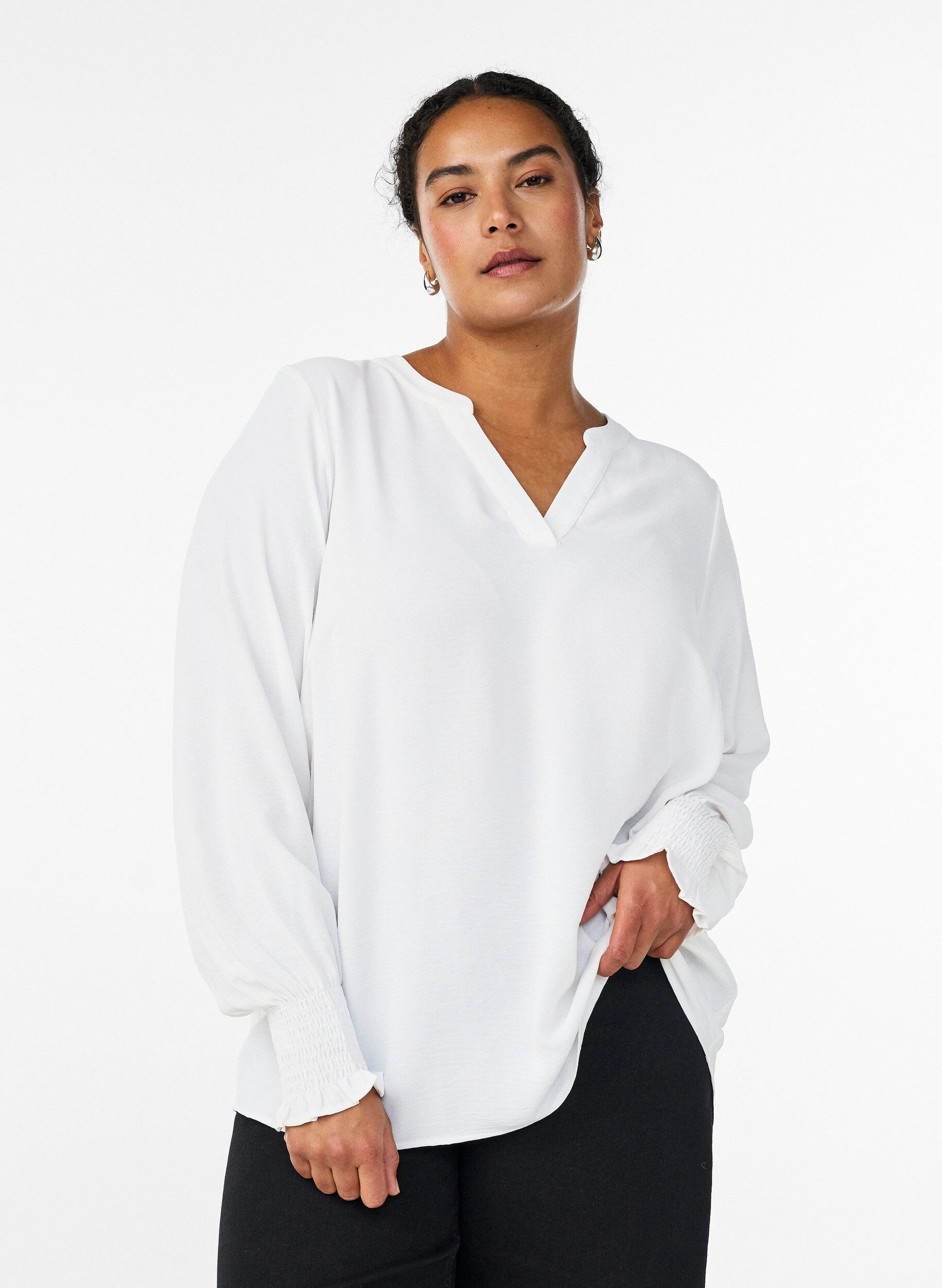 Zizzi Blouse avec poignets smock&eacute;s et col en V, Vanille, Model image number 0