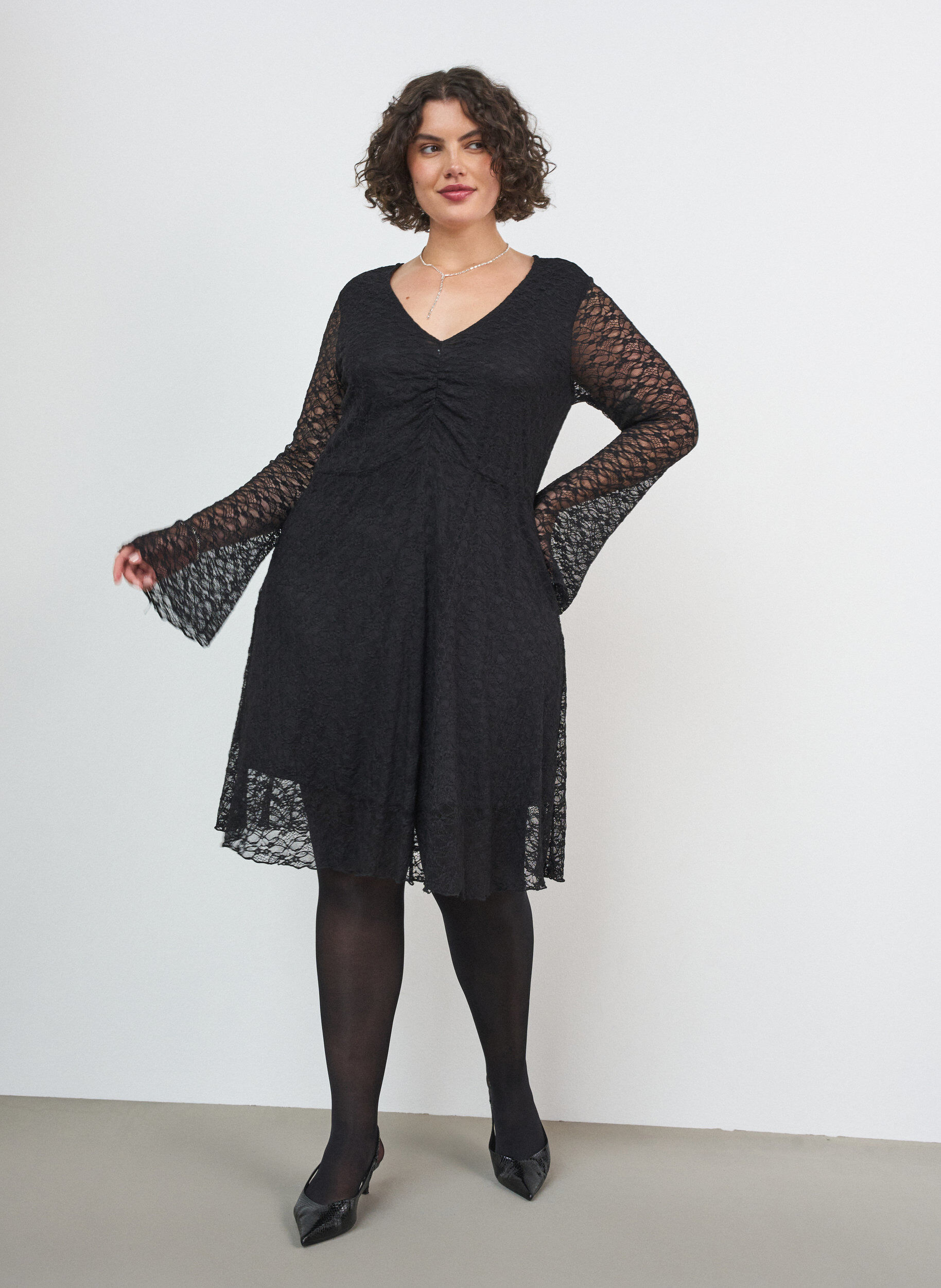 ZizziRobe en dentelle avec manches trompette et coupe &eacute;vas&eacute;e, Noir, Model image number 0