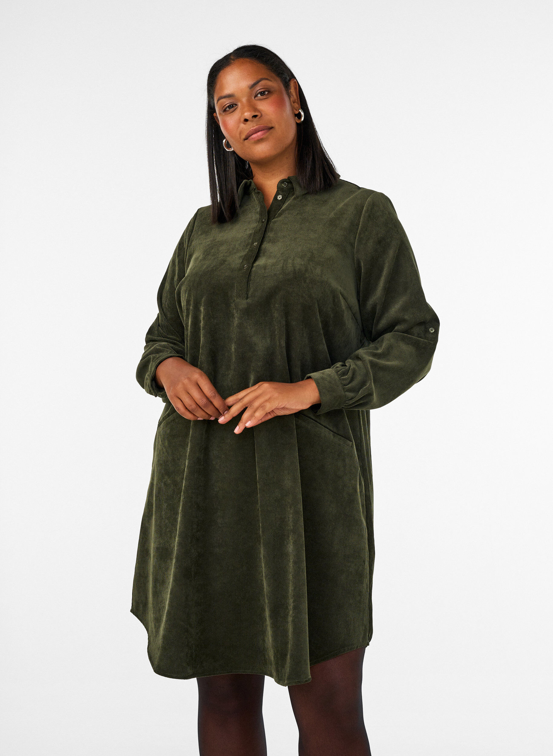 ZizziRobe chemise en velours c&ocirc;tel&eacute; avec col et fermeture boutonn&eacute;e, Vert fonc&eacute;, Model image number 0