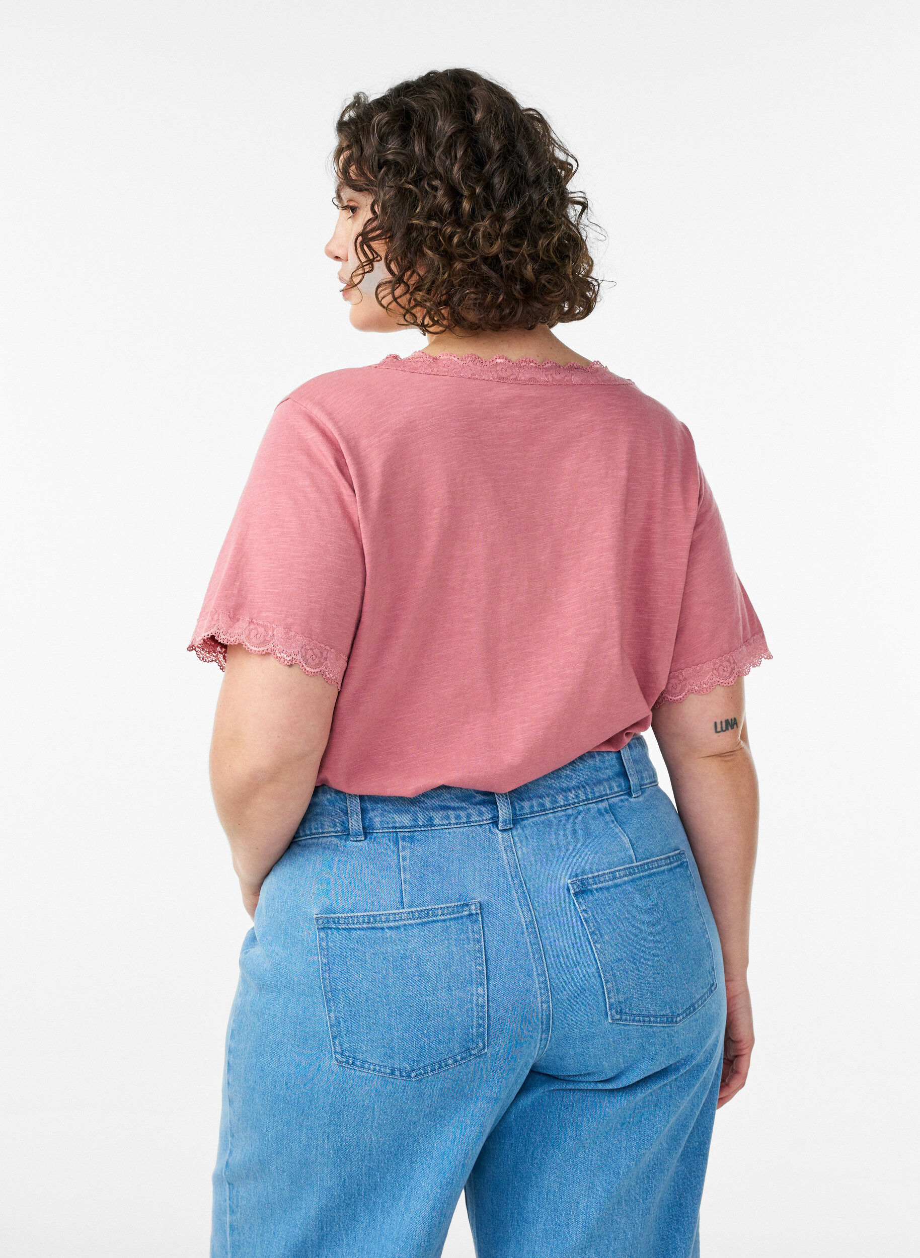 Zizzi T-shirt avec finitions en dentelle, Rose, Model image number 2