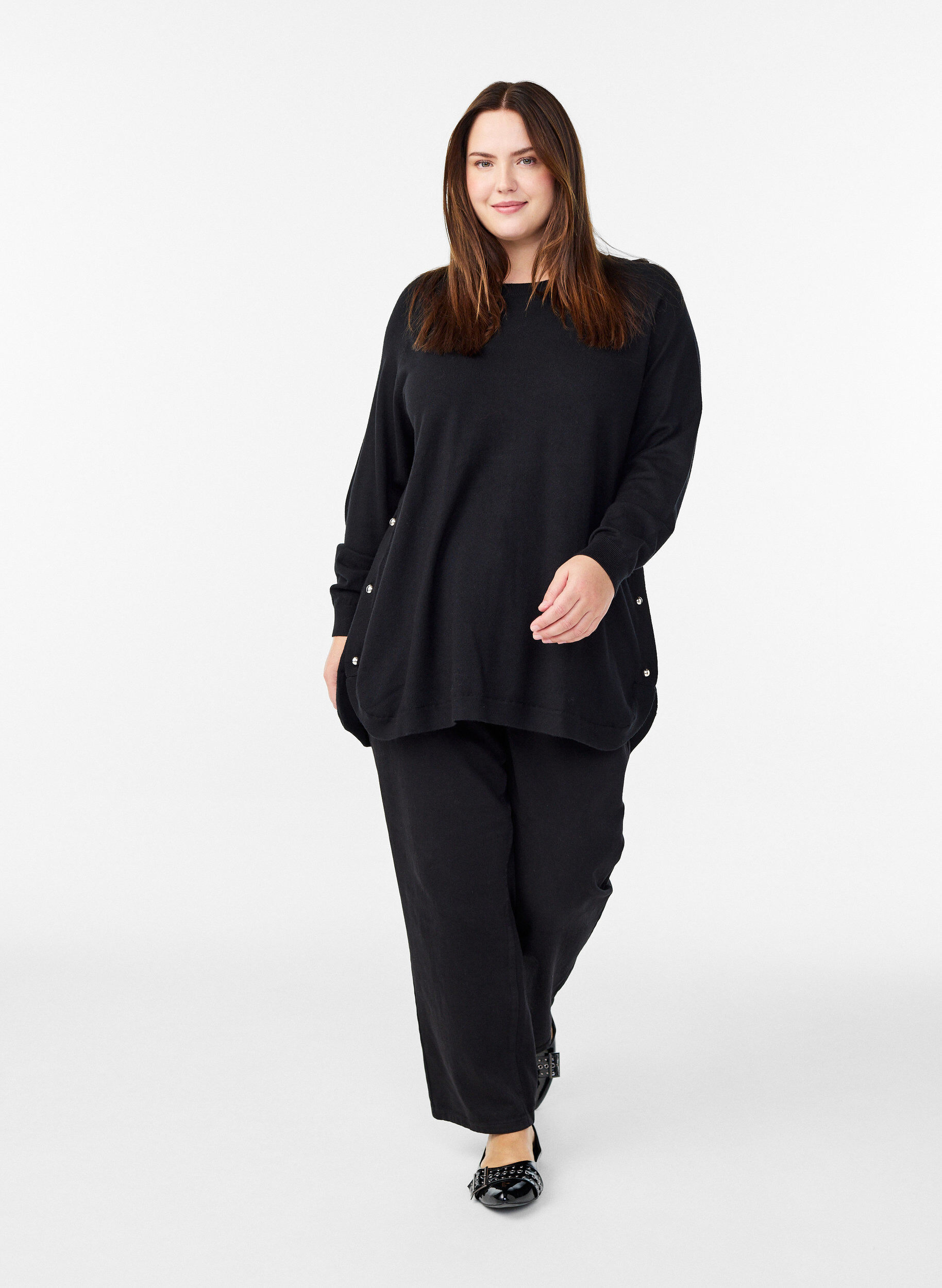 Zizzi Strickbluse mit seitlichen Kn&ouml;pfen, Schwarz, Model image number 1