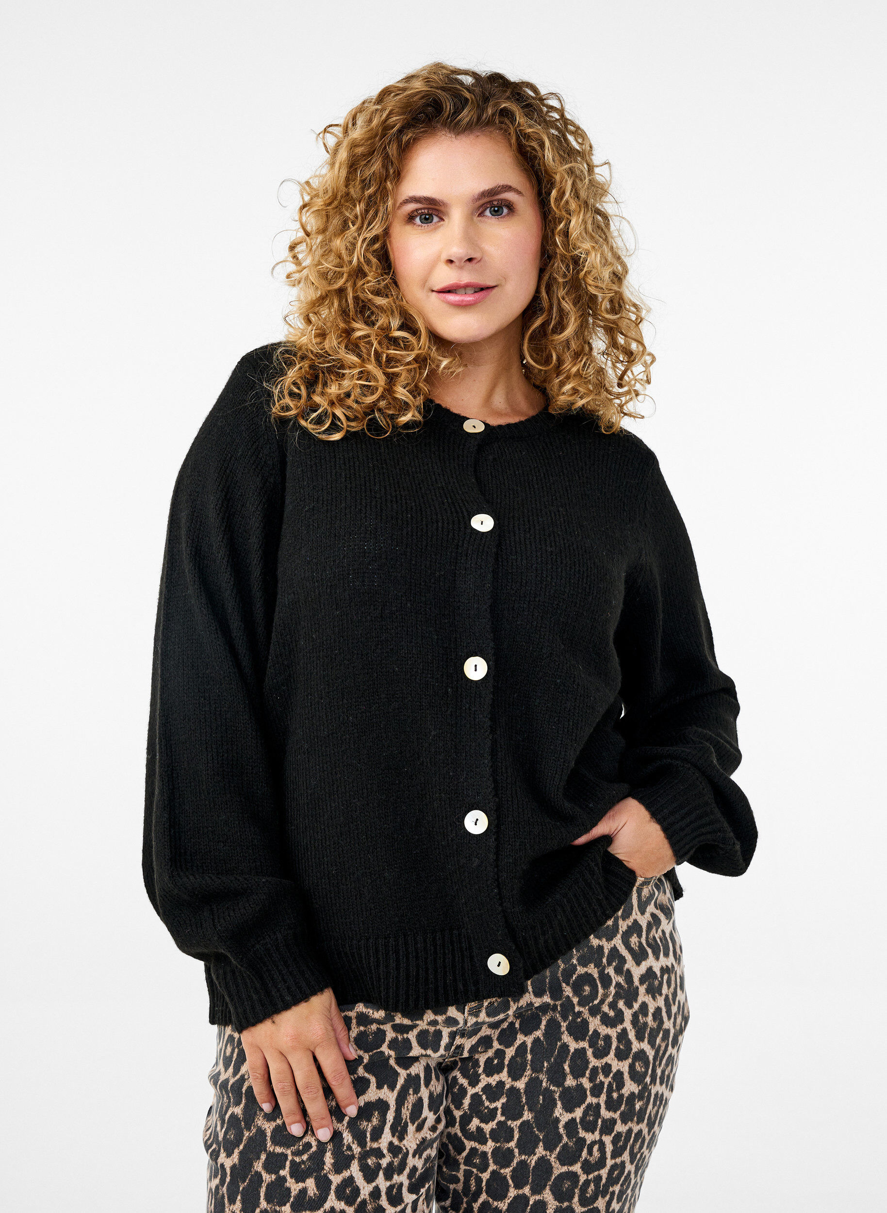 Zizzi Strickjacke mit Wolle und Kn&ouml;pfen, Black Solid, Model image number 0