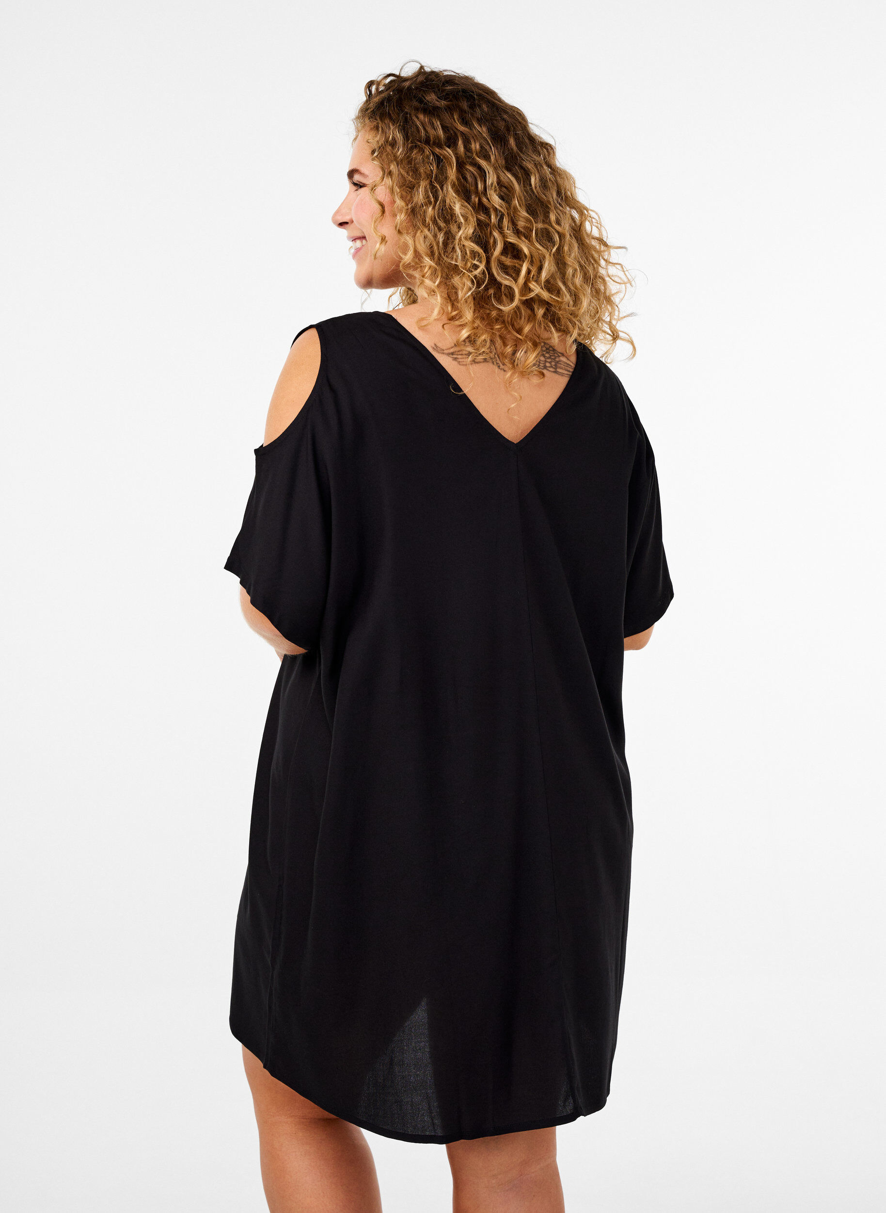 Zizzi Robe de plage en viscose avec d&eacute;tail aux &eacute;paules, Noir, Model image number 2