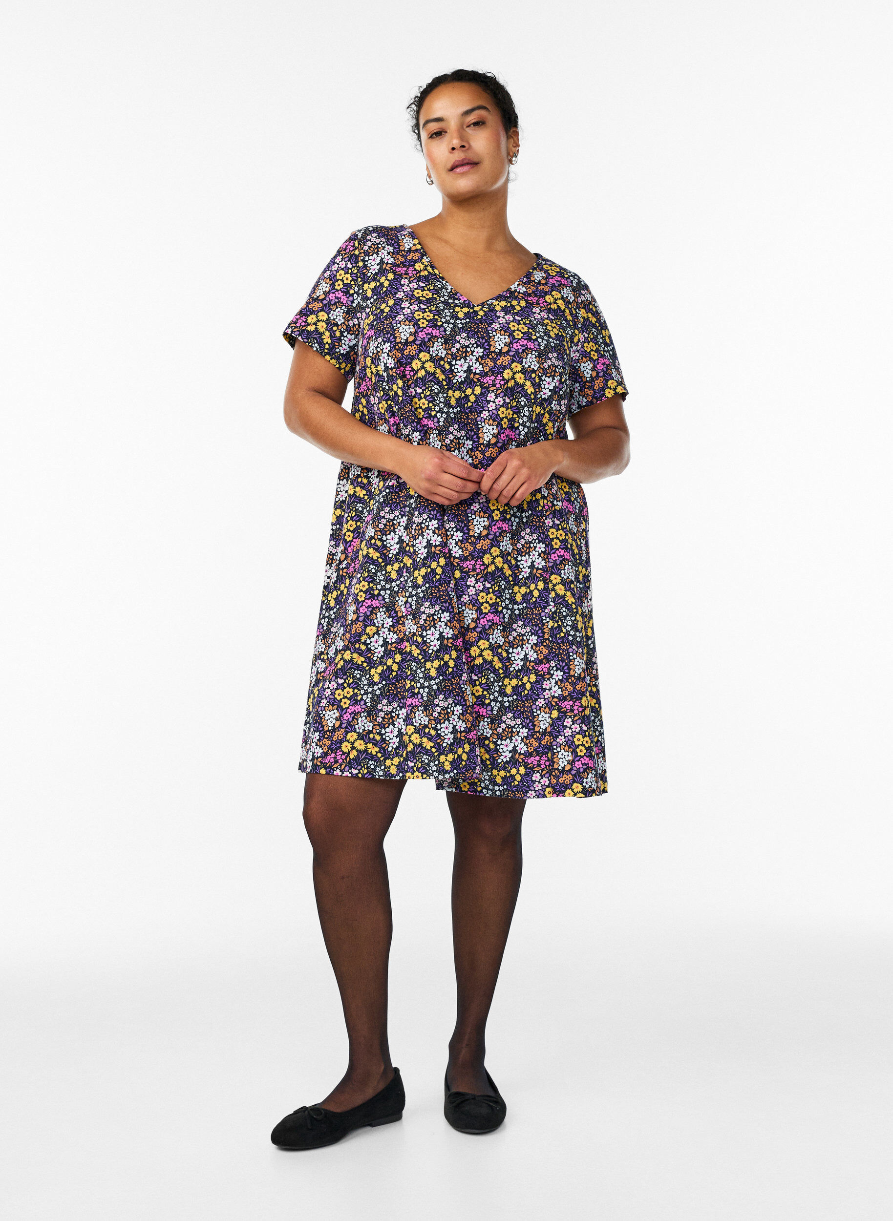 Zizzi Kurzes A-Linien-Kleid mit floralem Print, Blau, Model image number 1