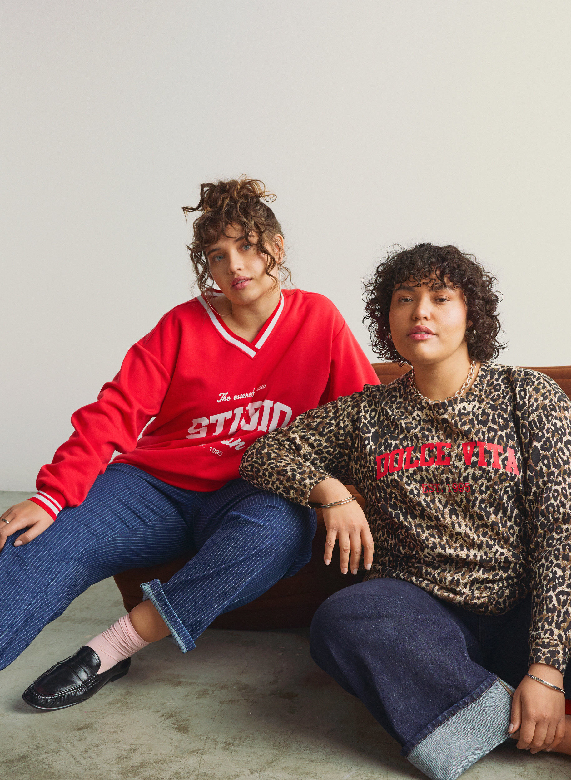 Zizzi Sweatshirt avec col en V et imprim&eacute; texte, Rouge, Image image number 0