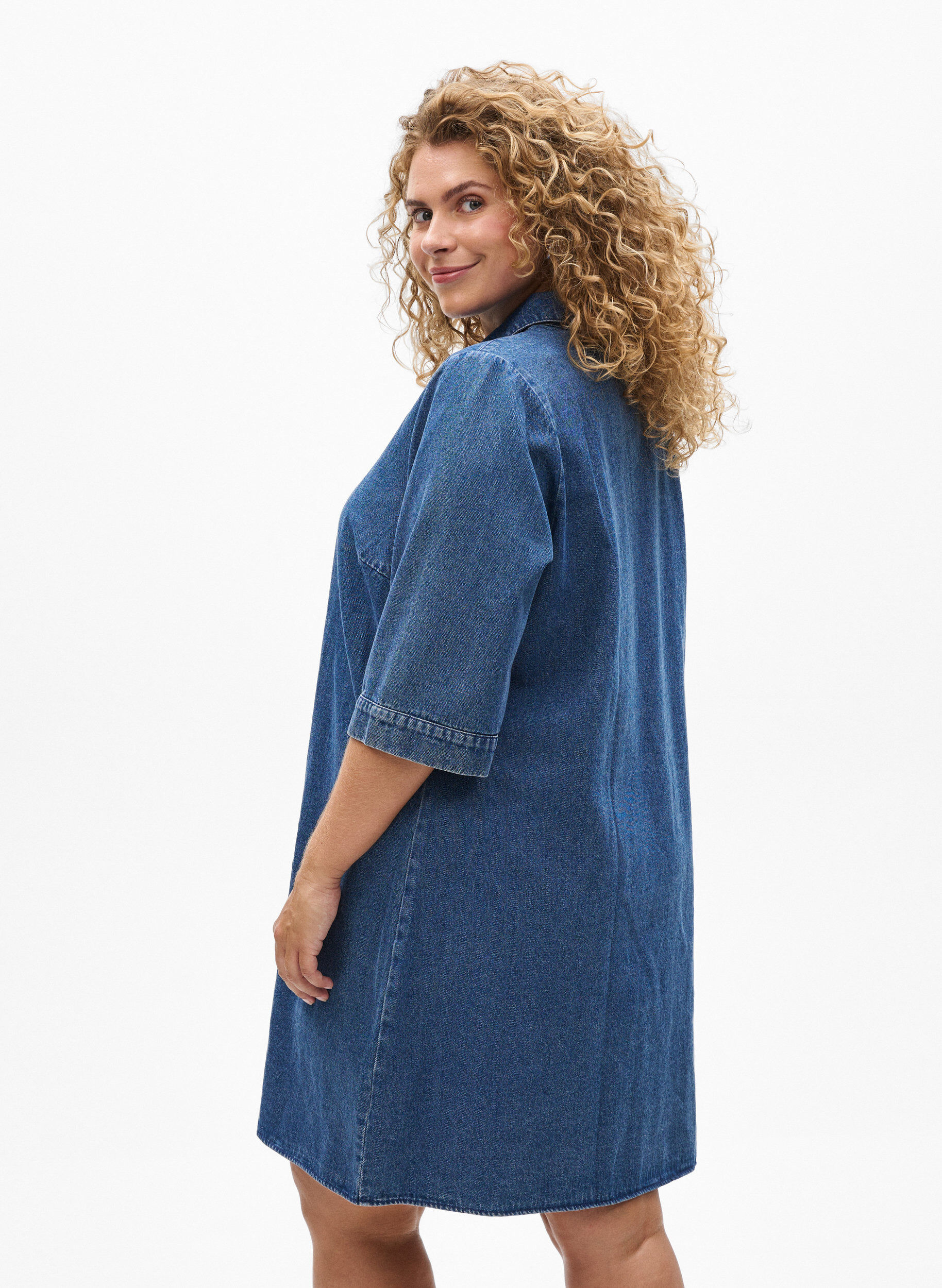 Zizzi Kurzes Denim-Kleid mit Rei&szlig;verschluss und 3/4-&Auml;rmeln, Blau, Model image number 2