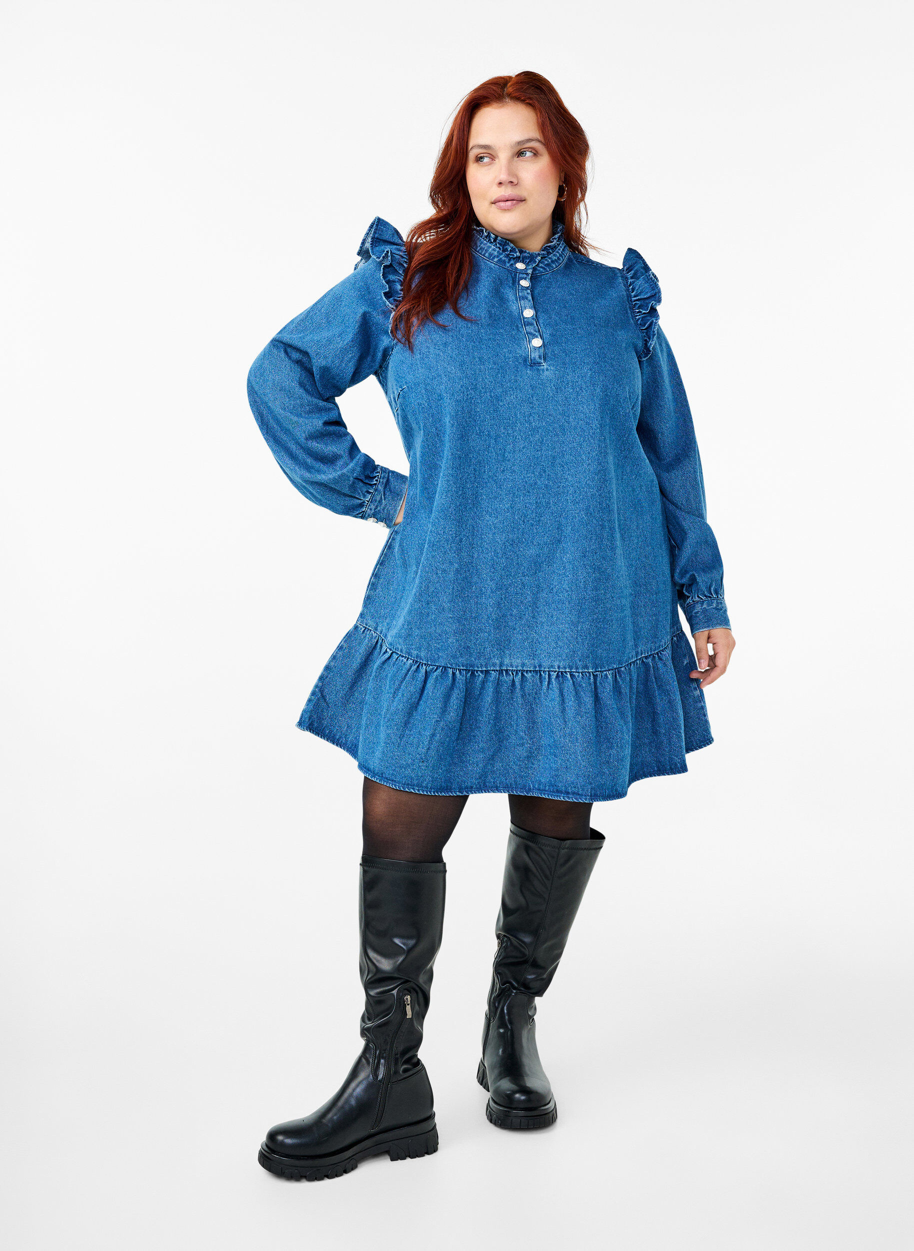 Zizzi Denim-Kleid mit R&uuml;schen und A-Ausschnitt, Blue Denim, Model image number 2