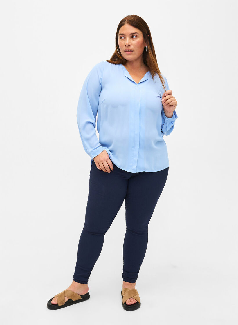 Einfarbiges Hemd mit V-Ausschnitt, Serenity, Model image number 2