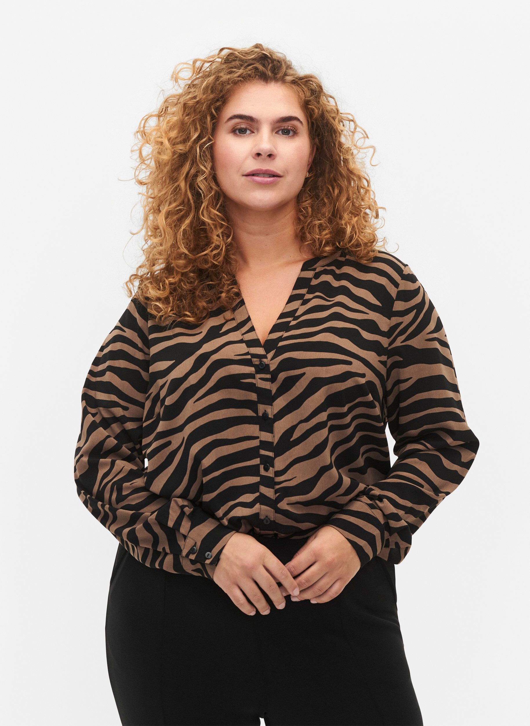 Zizzi Hemd mit V-Ausschnitt und Zebradruck, Black/Brown Zebra, Model image number 0