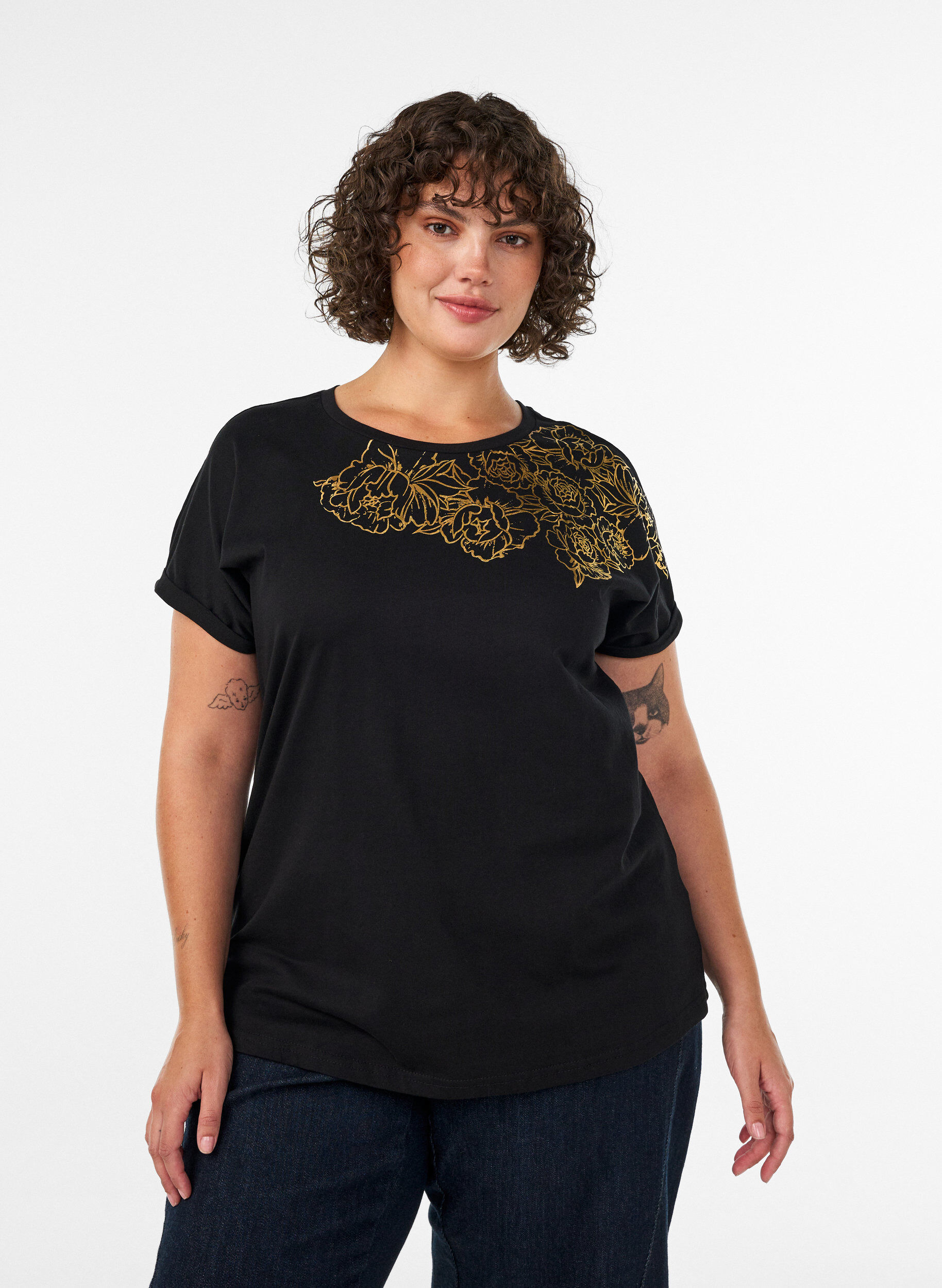 T-Shirt aus Baumwolle mit Blumenprint, Schwarz, Model