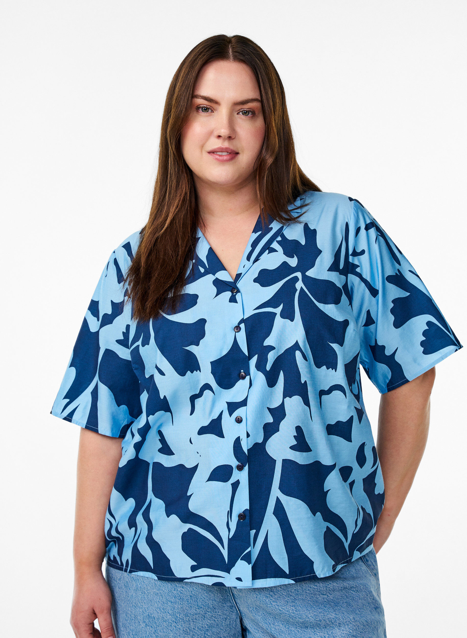Zizzi Gebl&uuml;mte Bluse mit V-Ausschnitt, Blau, Model image number 0