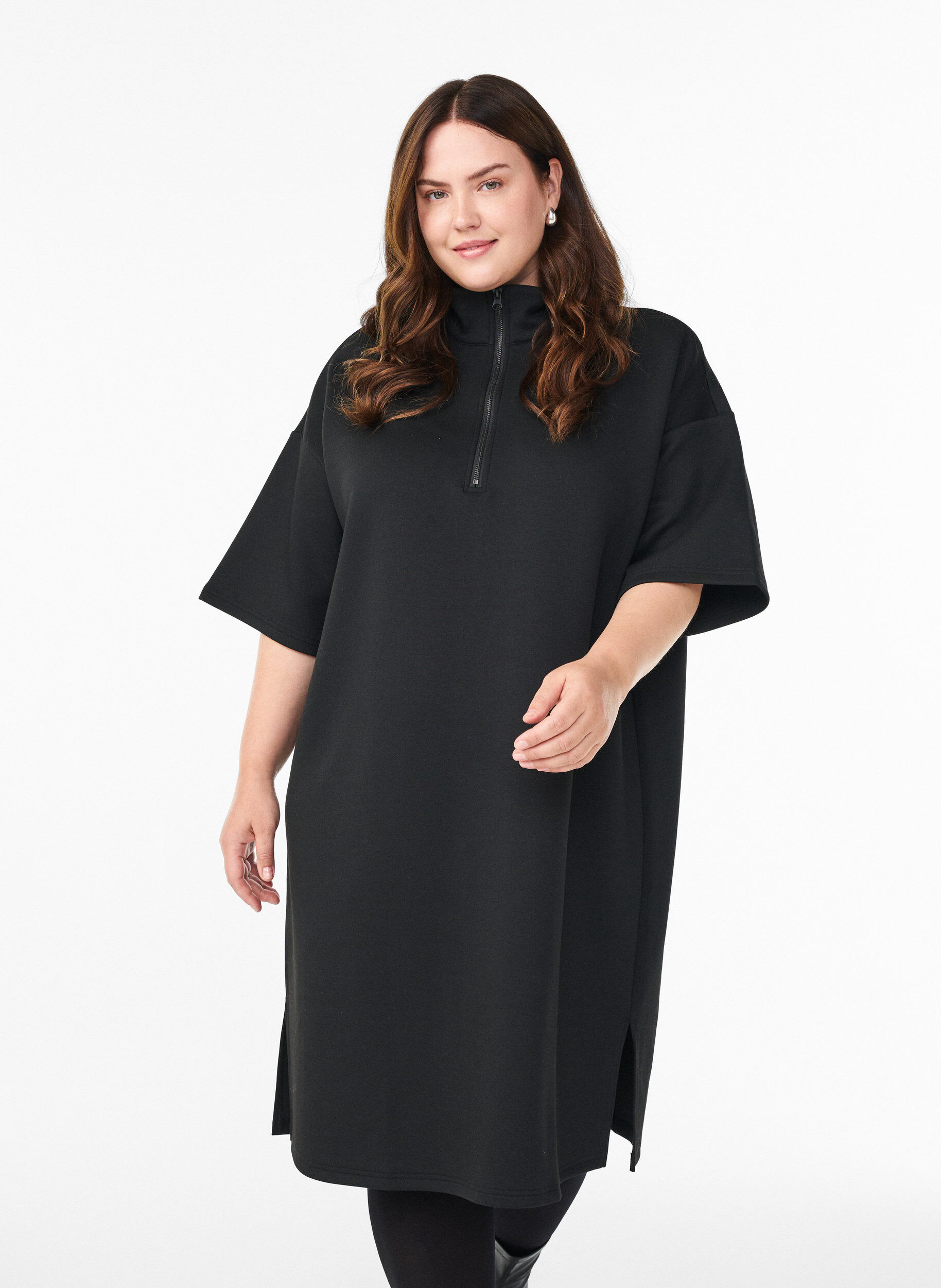 Kurzes Sweatshirtkleid mit hohem Kragen und Rei&szlig;verschluss, Schwarz, Model