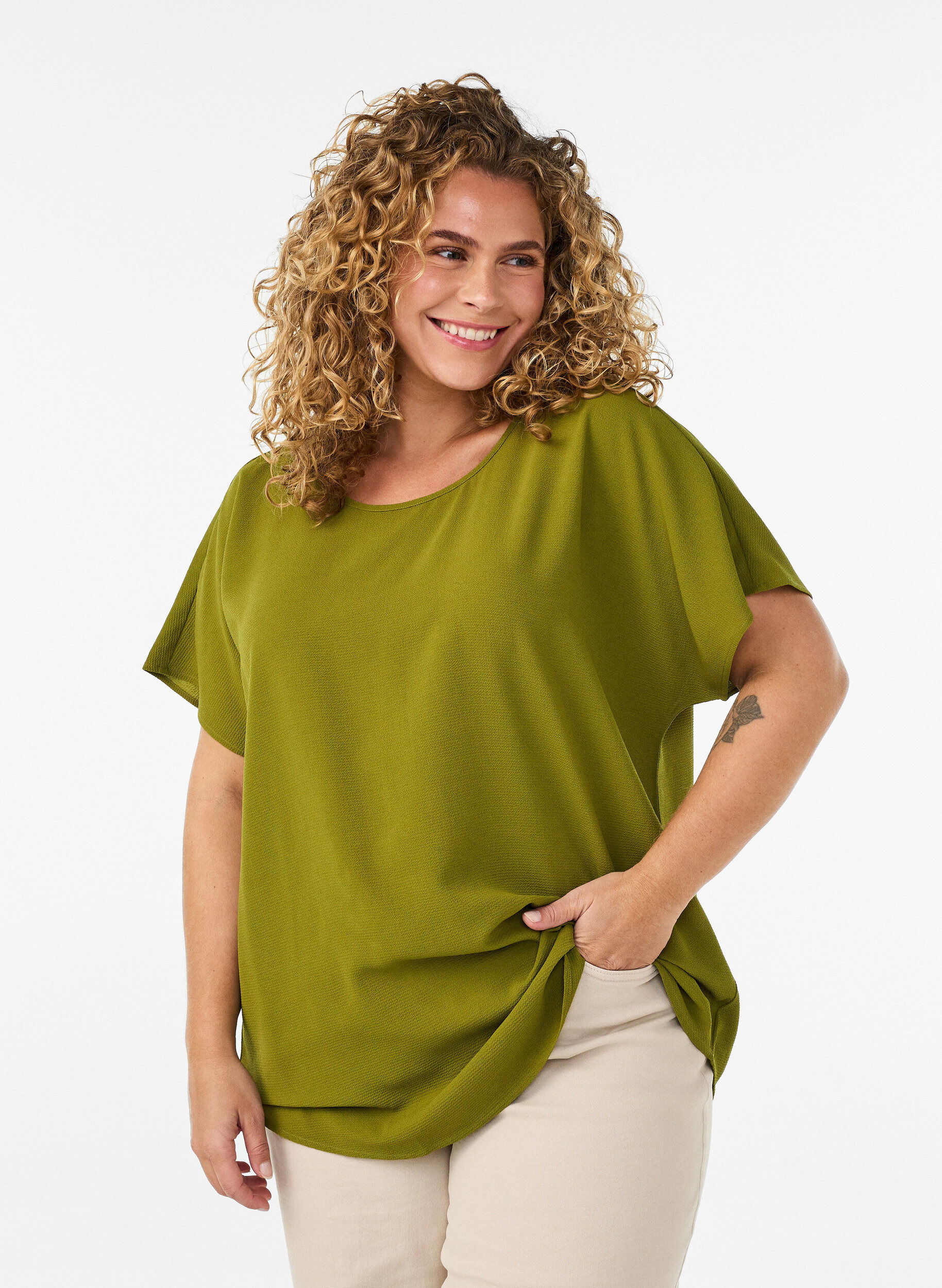 Bluse mit kurzen &Auml;rmeln und Rundhalsausschnitt, Gr&uuml;n, Model