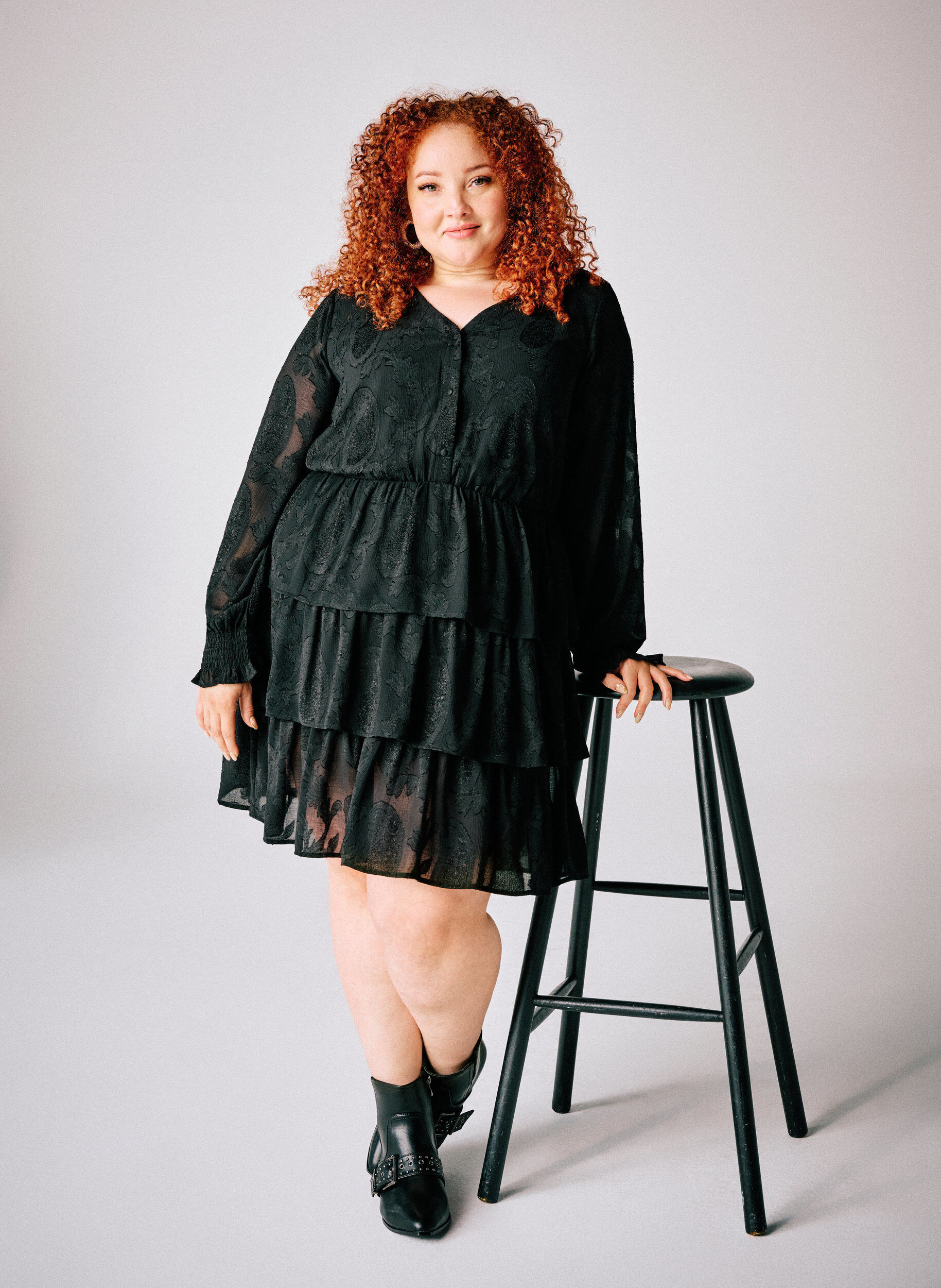 Zizzi Kurzes Kleid mit R&uuml;schen und Strukturmuster, Schwarz, Image image number 0