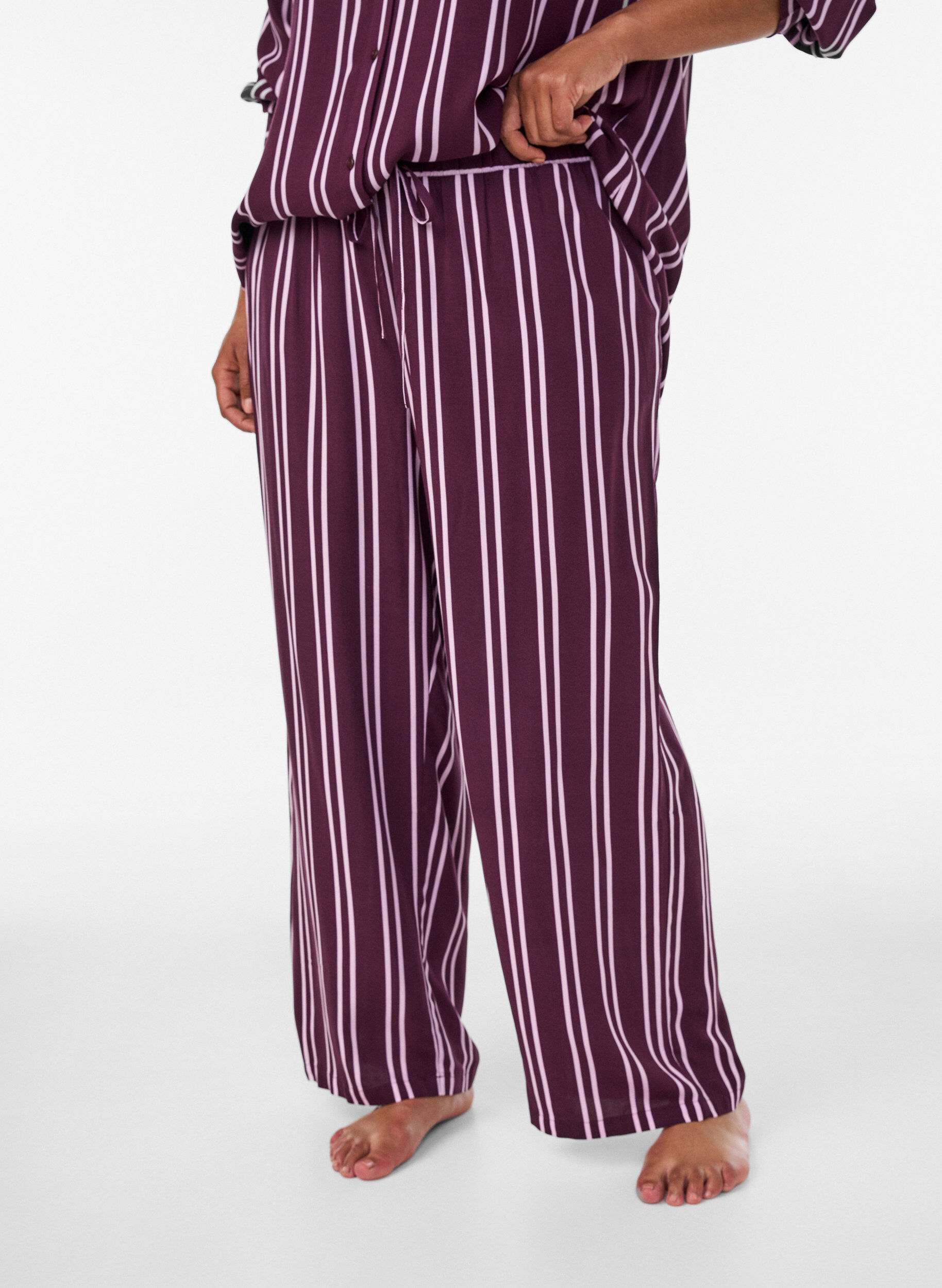 ZizziBas de pyjama ample &agrave; rayures, Bordeaux fonc&eacute;, Model image number 0