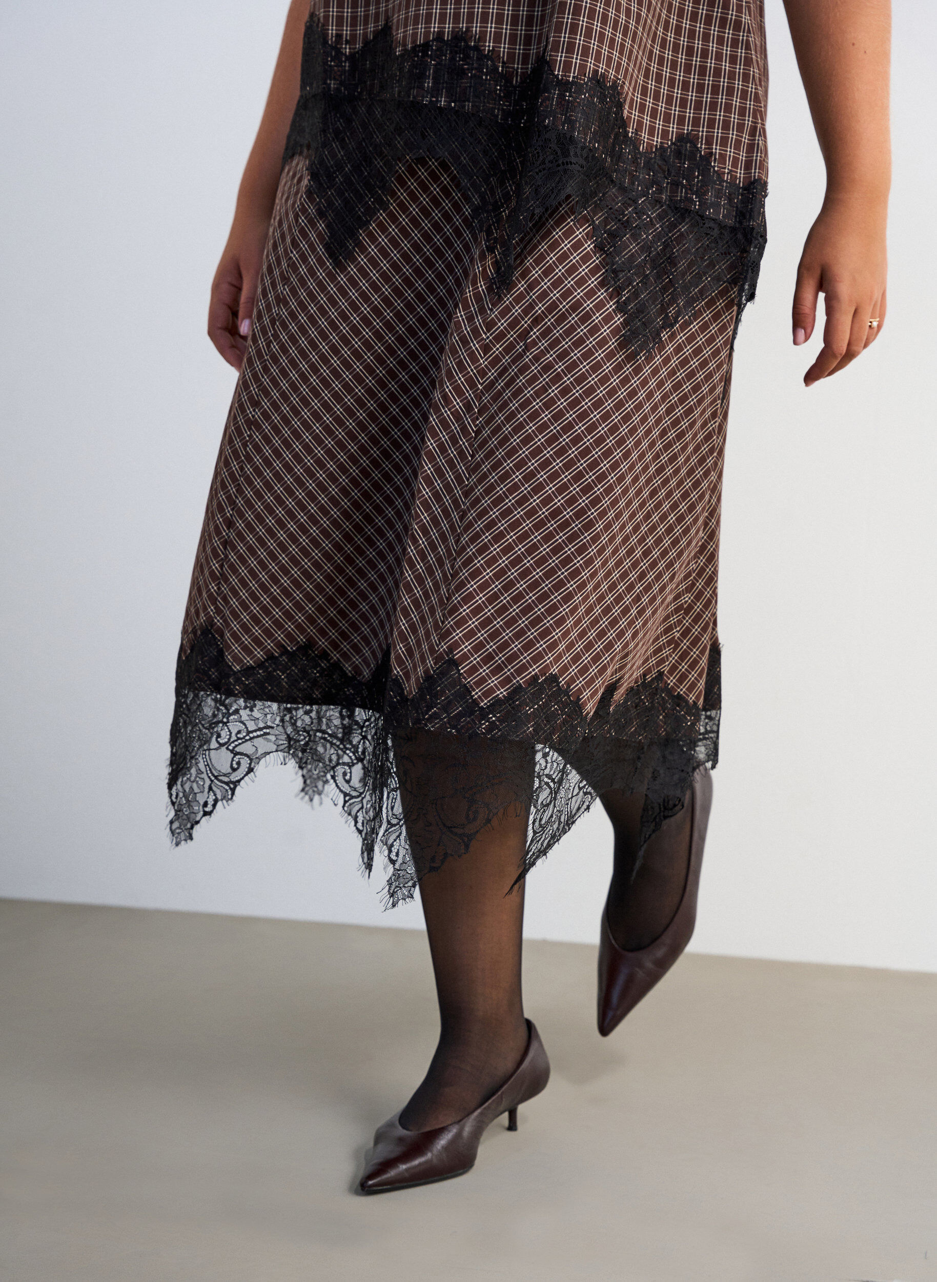 ZizziJupe midi &agrave; carreaux avec bordure en dentelle, Marron, Model image number 2