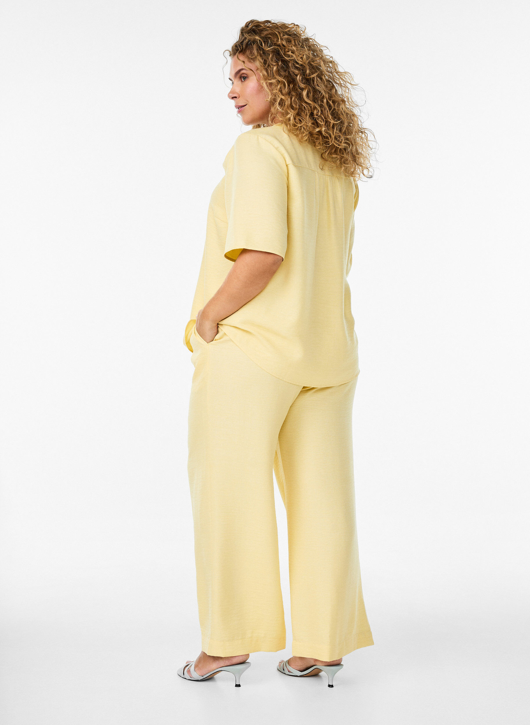 ZizziPantalon ample avec ceinture &eacute;lastique et poches, Jaune clair, Model image number 1