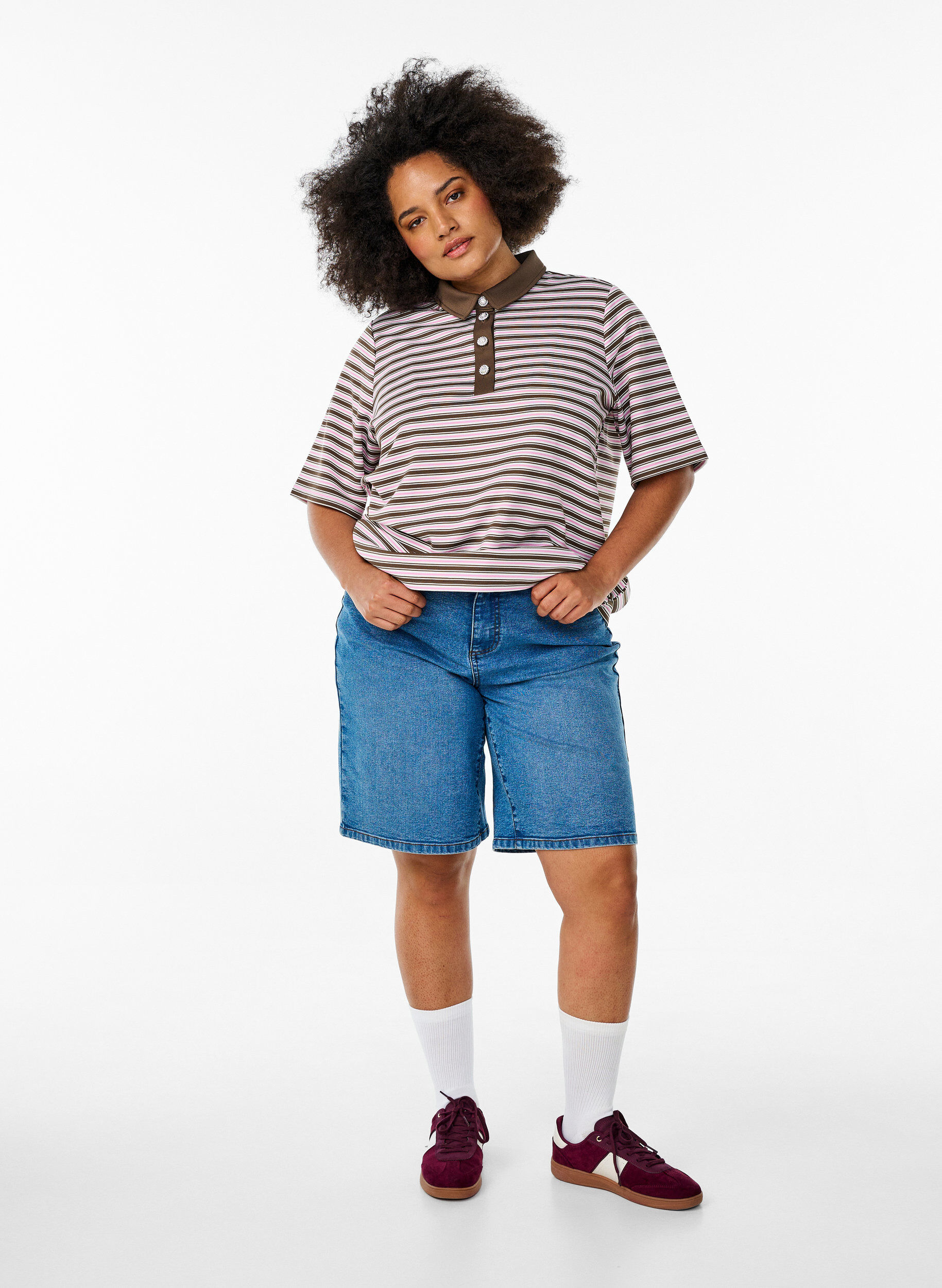 Zizzi Gestreiftes Poloshirt mit kurzen &Auml;rmeln und Kn&ouml;pfen, Braun, Model image number 1