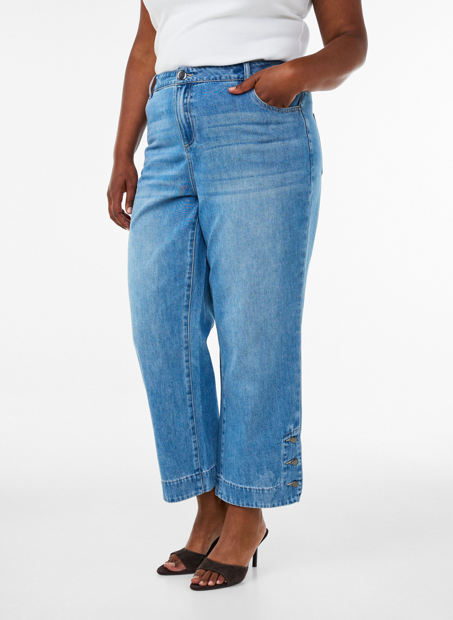 ZizziJean cropped Kiana &agrave; coupe droite avec d&eacute;tails boutonn&eacute;s, Bleu Clair, Model image number 2