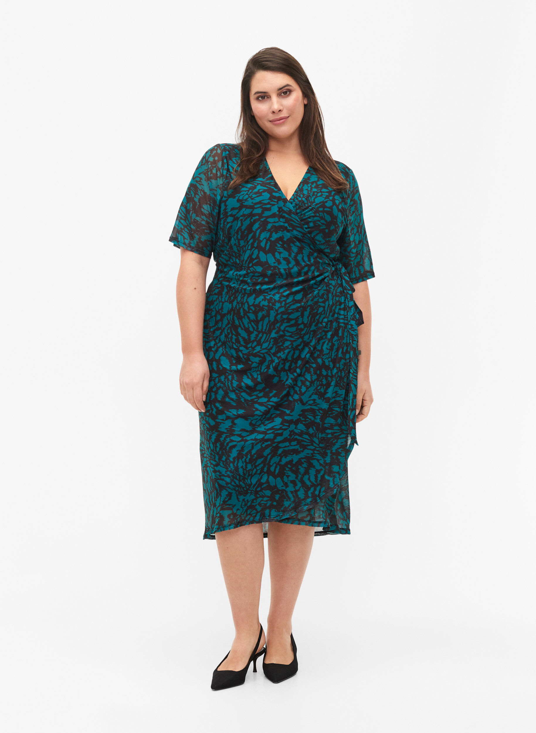 Zizzi Robe midi enveloppante imprim&eacute;e, Black Green AOP, Model image number 2