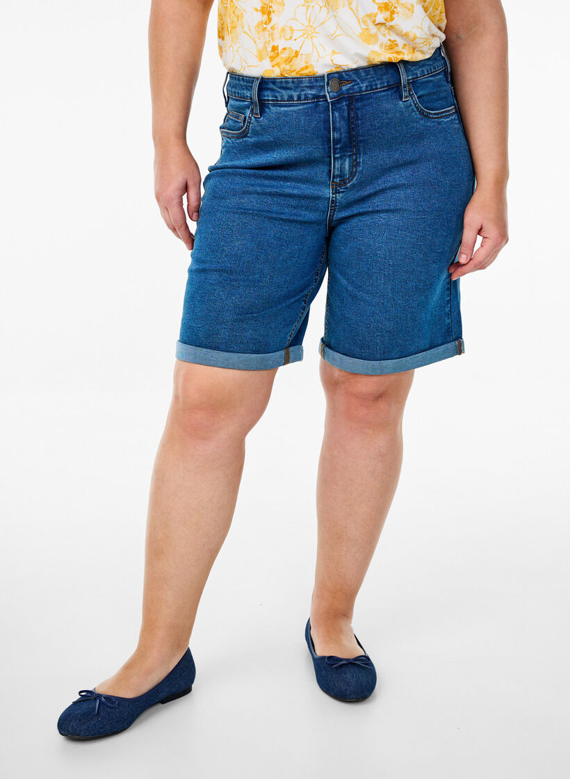 Eng anliegende Jeansshorts mit hoher Taille, Blau, Model image number 3