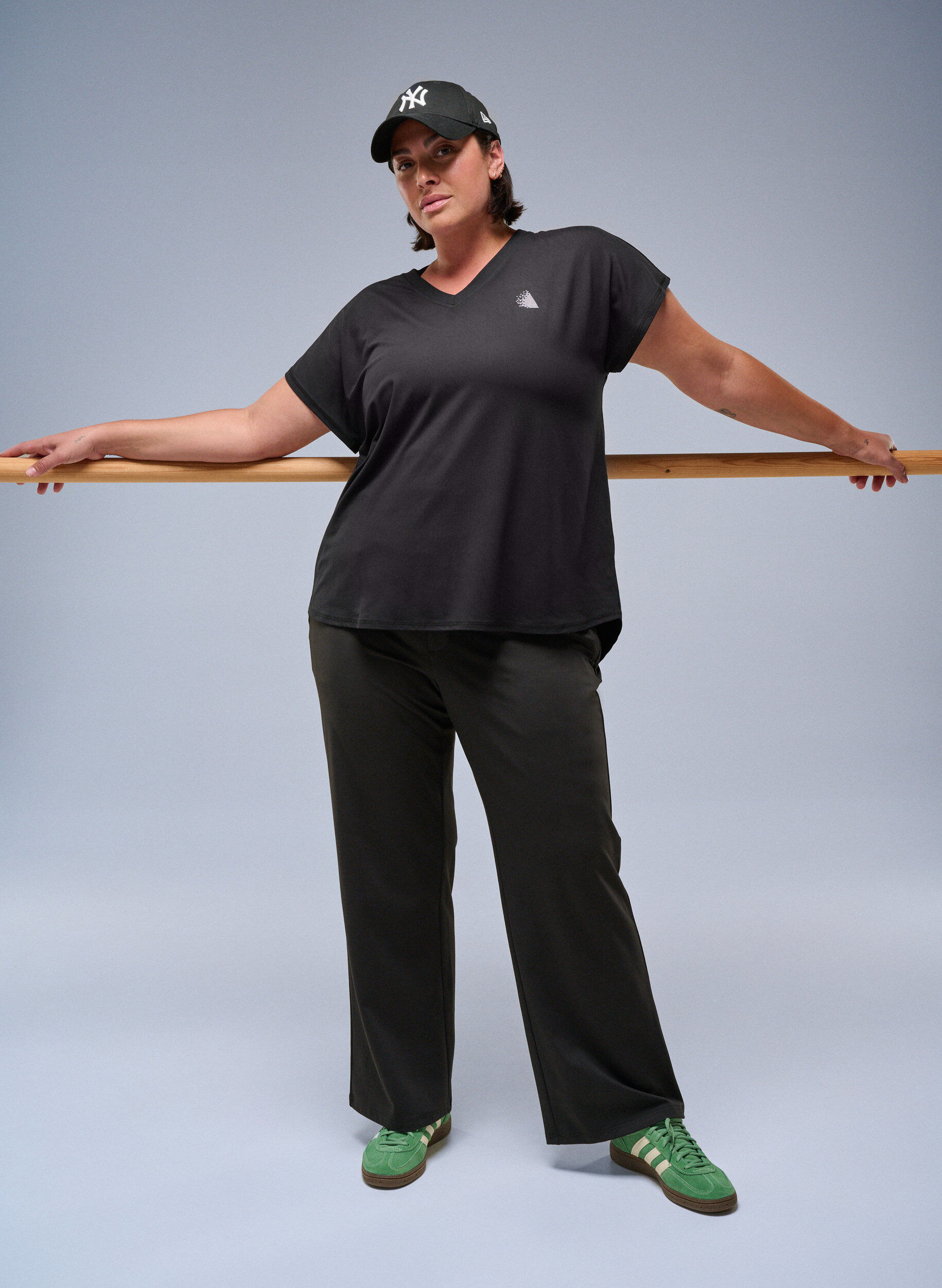 Zizzi Pantalon de sport &eacute;l&eacute;gant &agrave; coupe l&eacute;g&egrave;rement &eacute;vas&eacute;e, Noir, Image image number 0