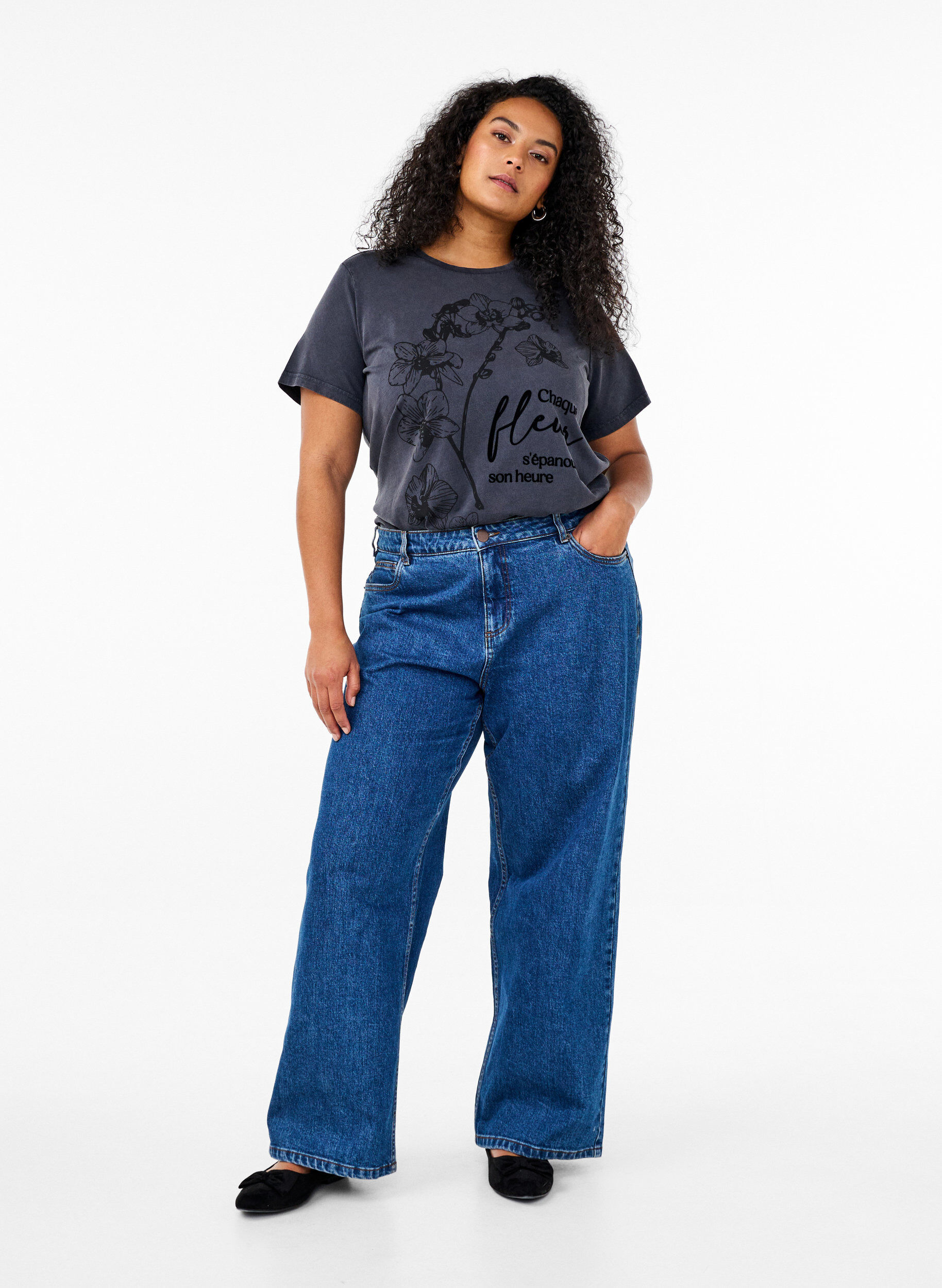 Zizzi Bedrucktes T-Shirt aus Bio-Baumwolle, Grau, Model image number 1