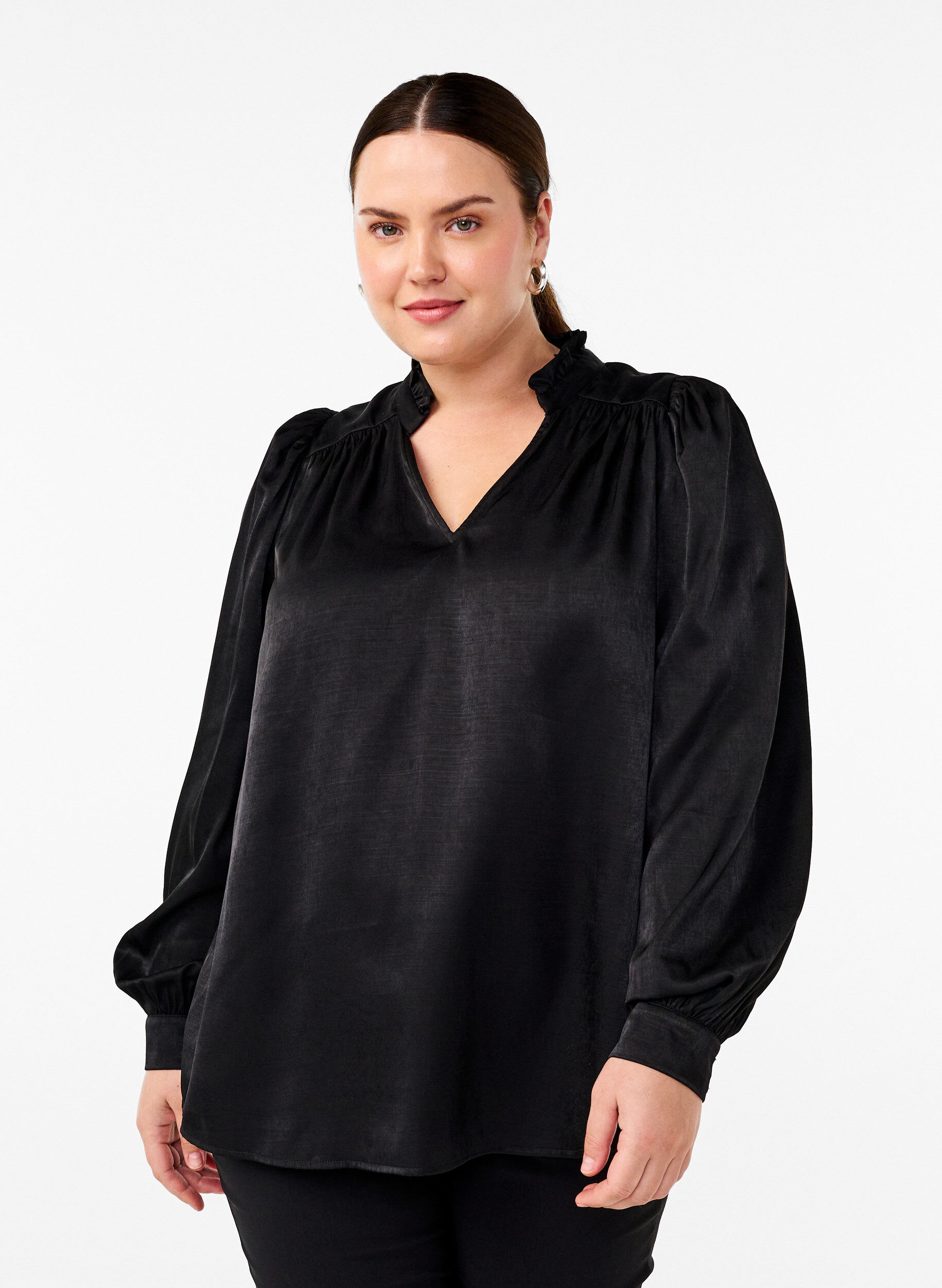 Zizzi  Lang&auml;rmelige Bluse mit R&uuml;schen und V-Ausschnitt, Black, Model image number 0
