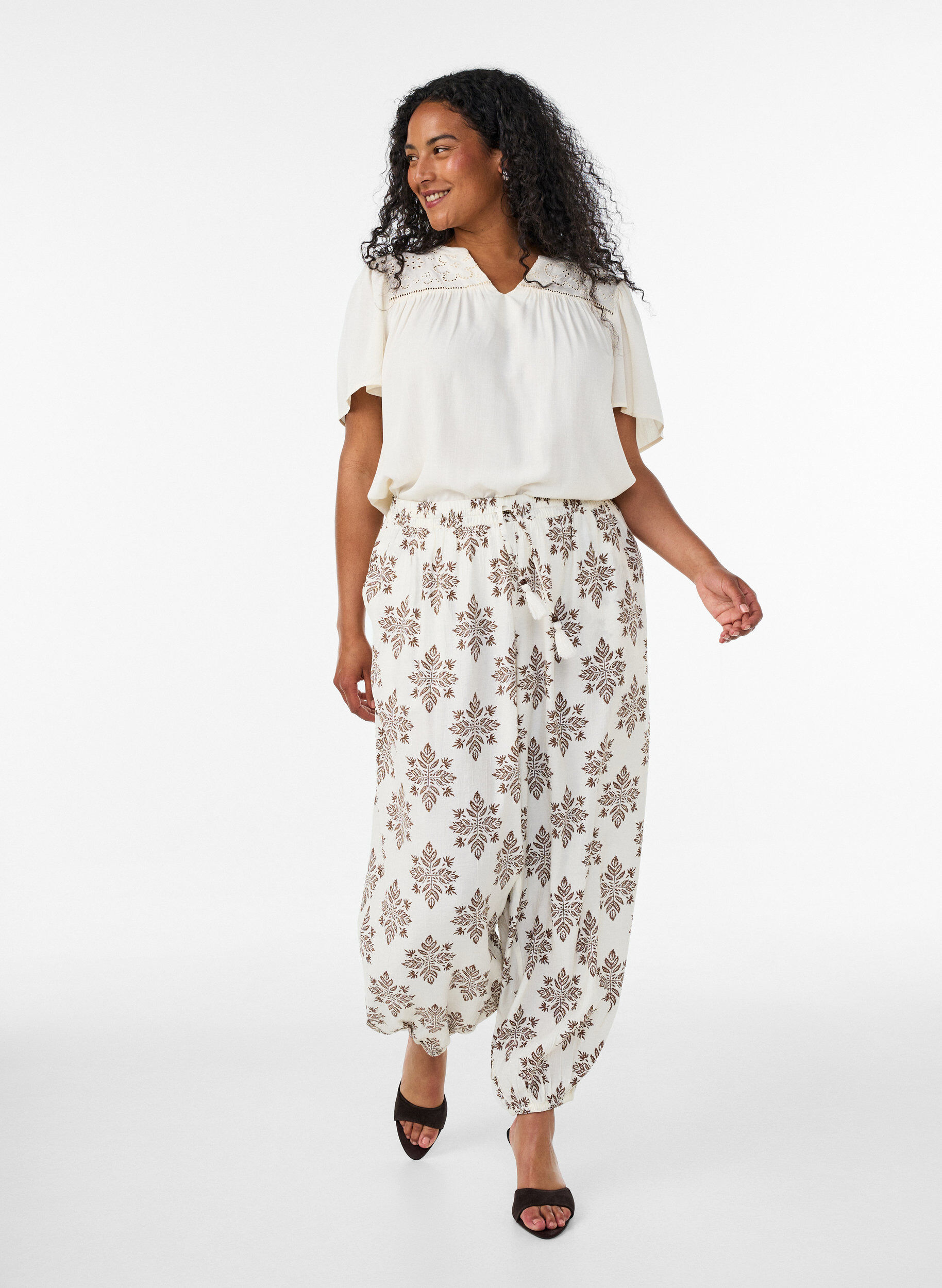 ZizziBlouse en viscose avec broderie anglaise, Beige, Model image number 1