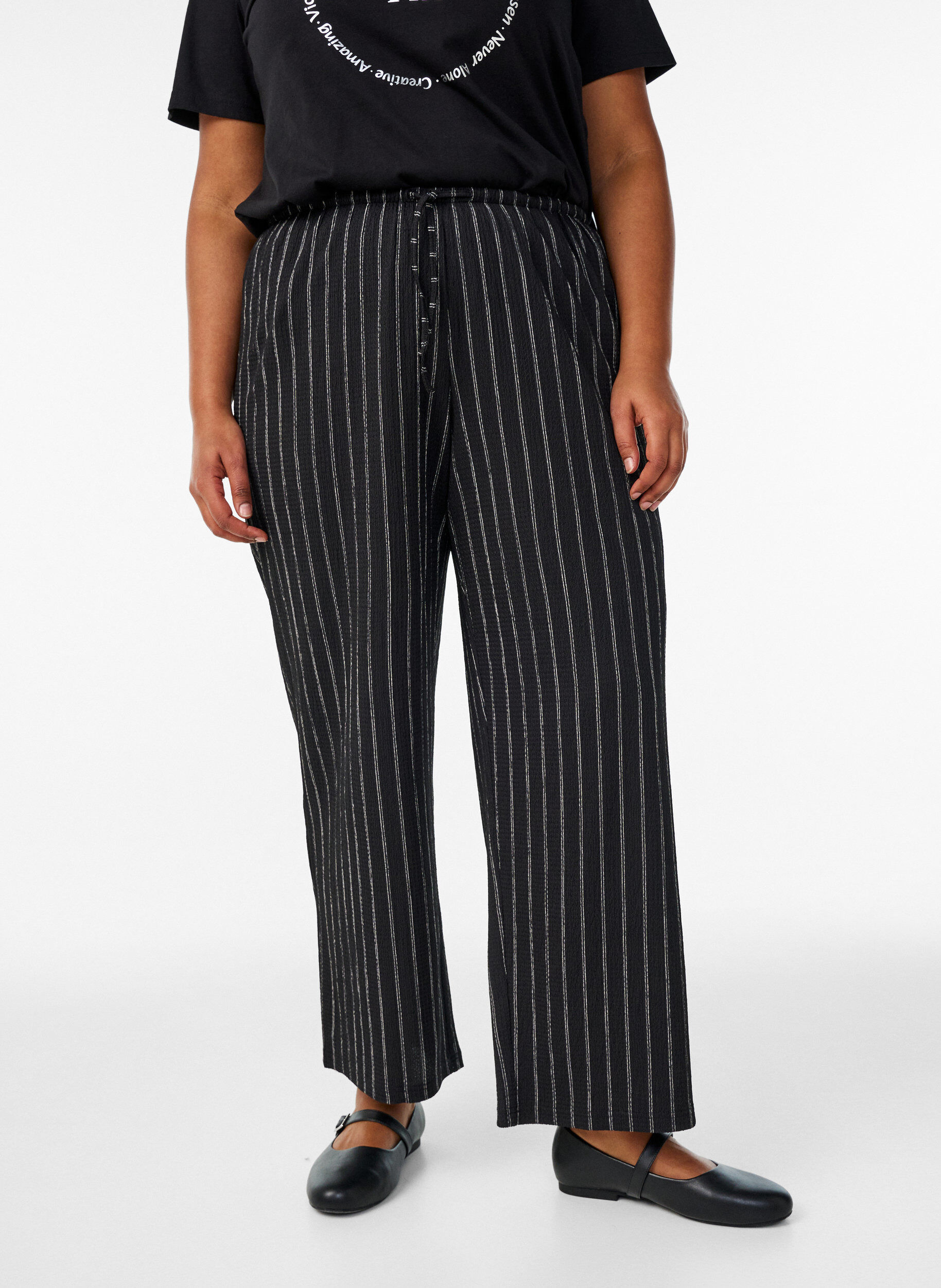 Pantalon large en tissu l&eacute;ger et textur&eacute;, Noir, Model