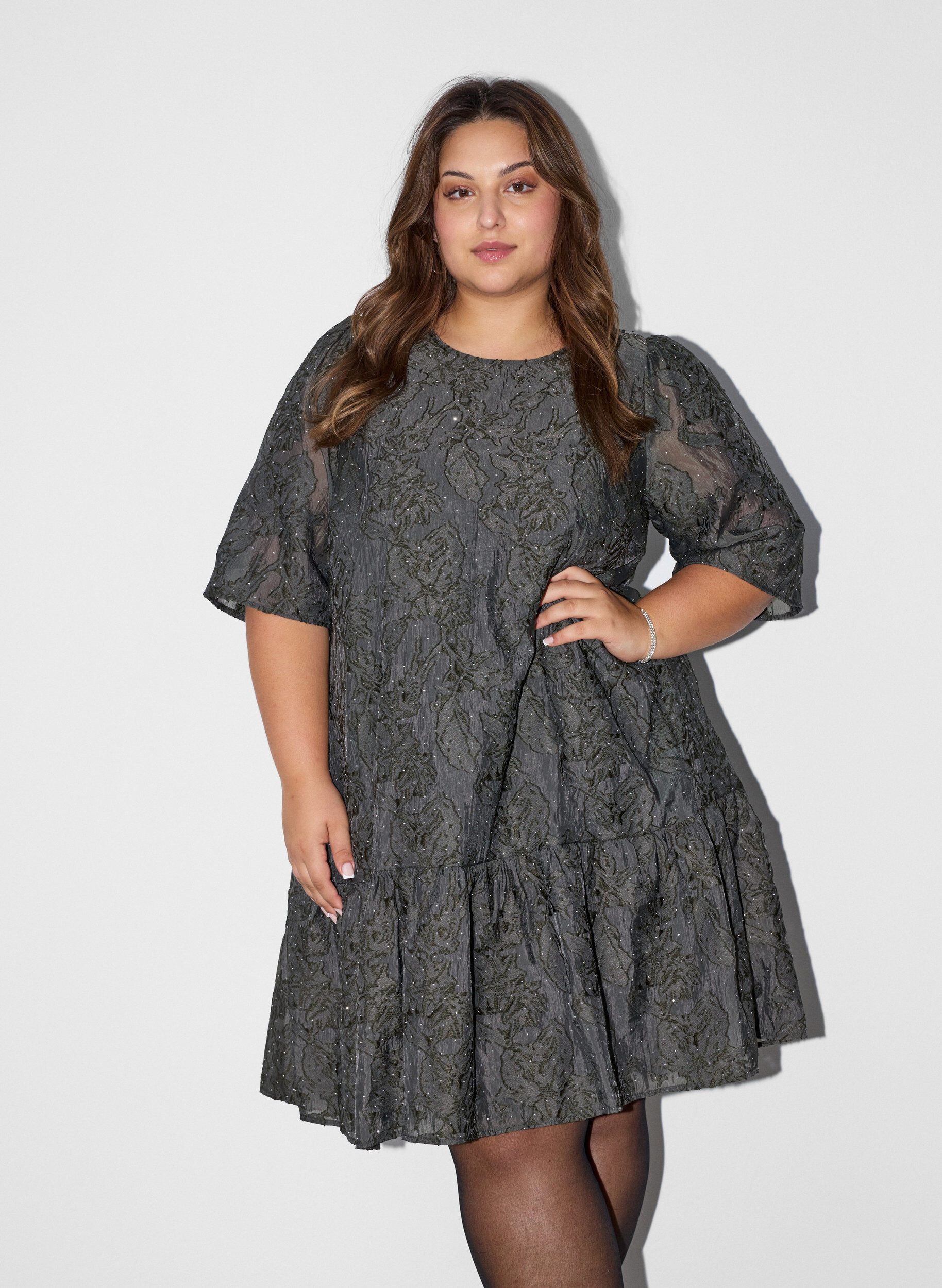 Robe jacquard avec des d&eacute;tails scintillants et des manches bouffantes, Vert, Model