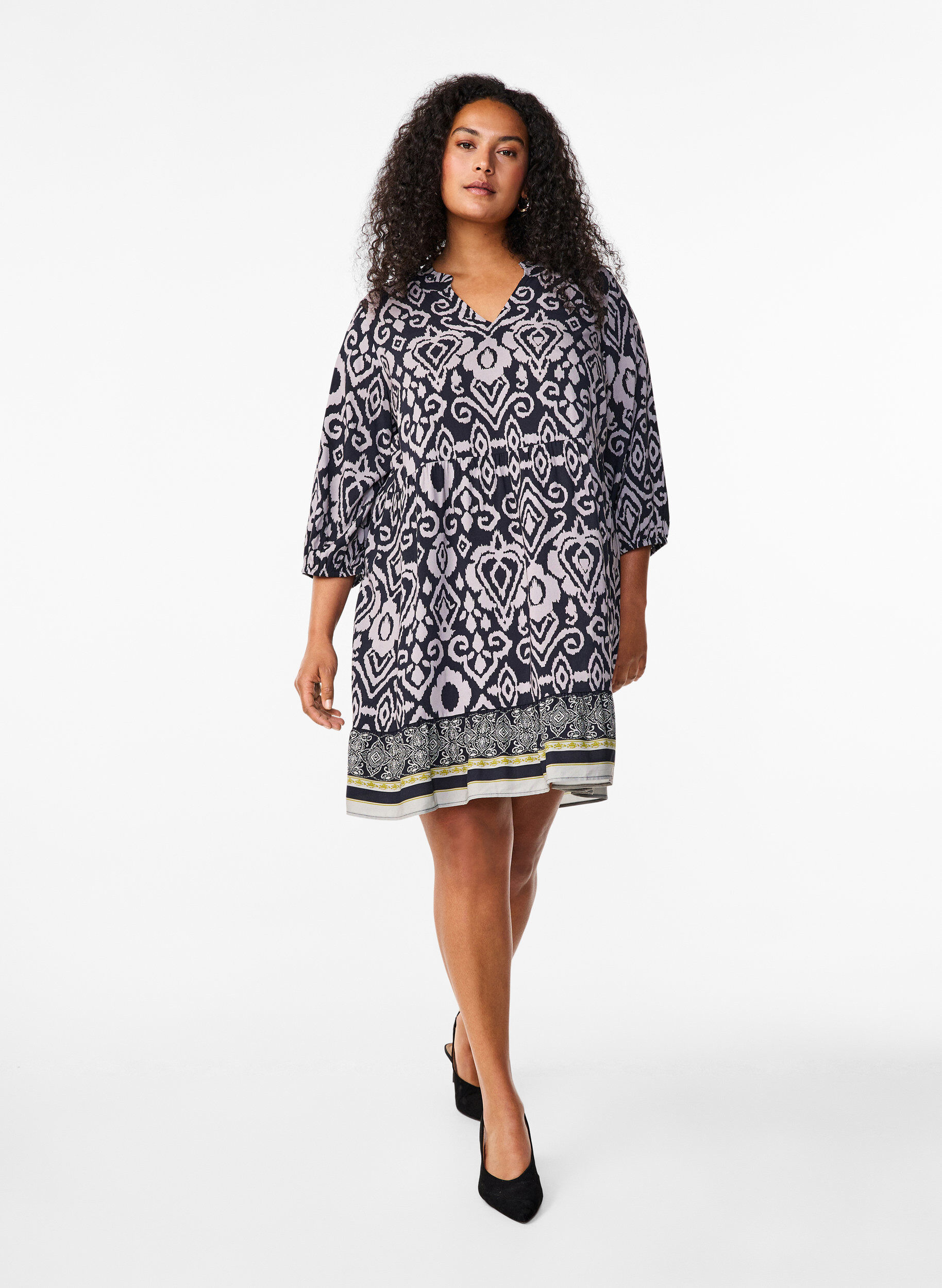 Zizzi Robe courte &eacute;vas&eacute;e et imprim&eacute;e, Black AOP, Model image number 2