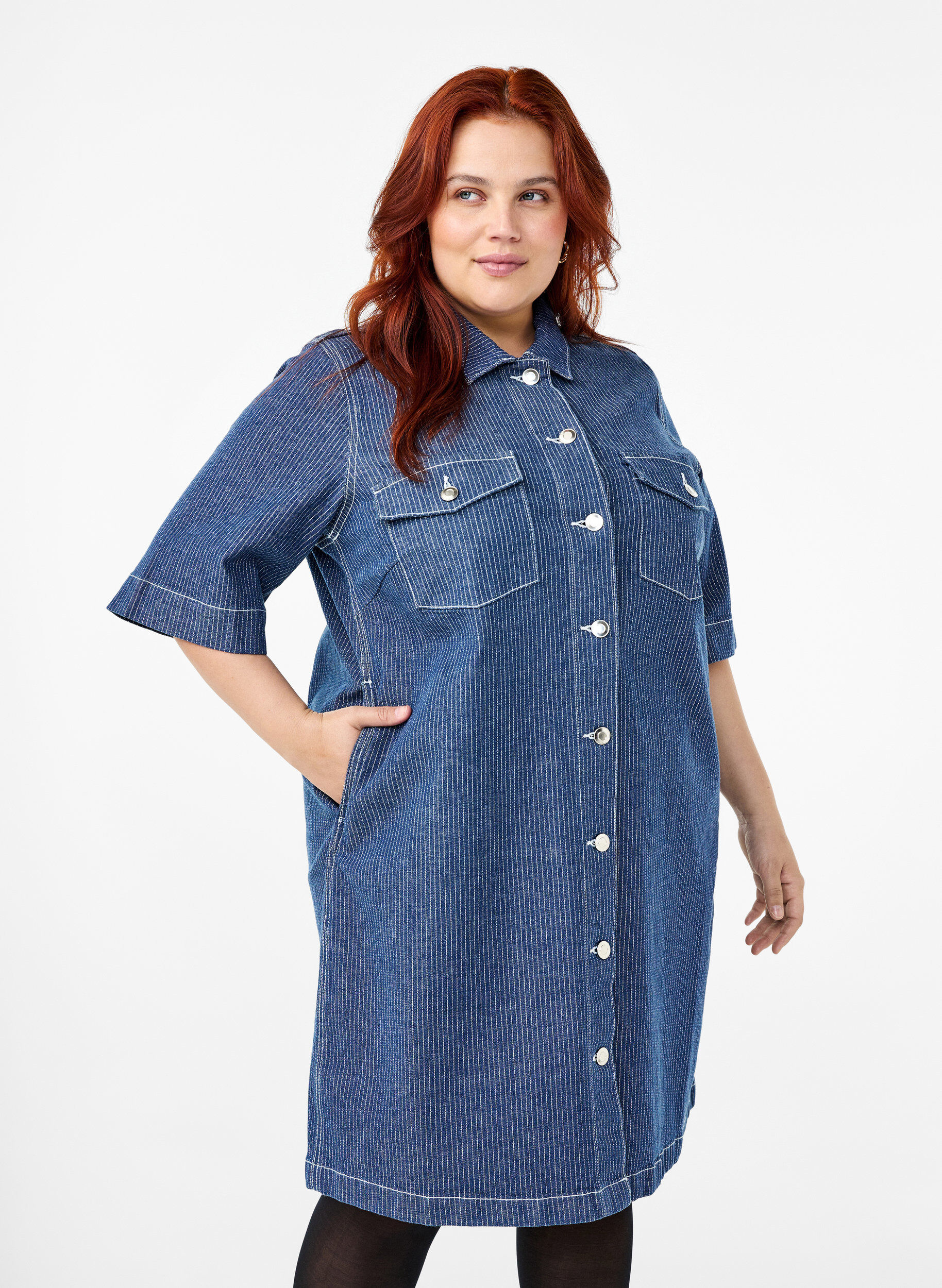 Zizzi Robe en denim &agrave; rayures avec poches poitrine, Blue Denim Stripe, Model image number 0