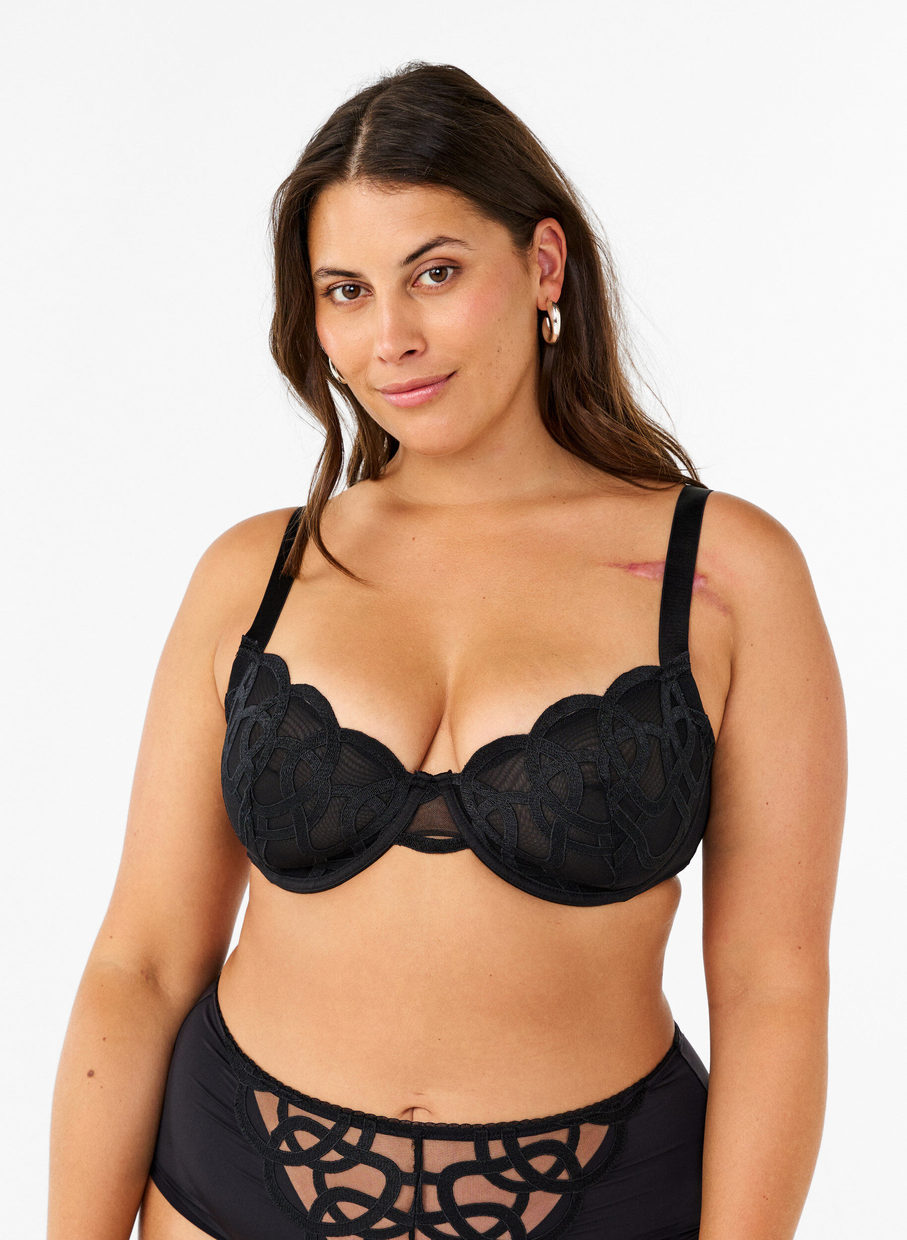 Zizzi Soutien-gorge balconnet avec dentelle graphique, Noir, Model image number 0