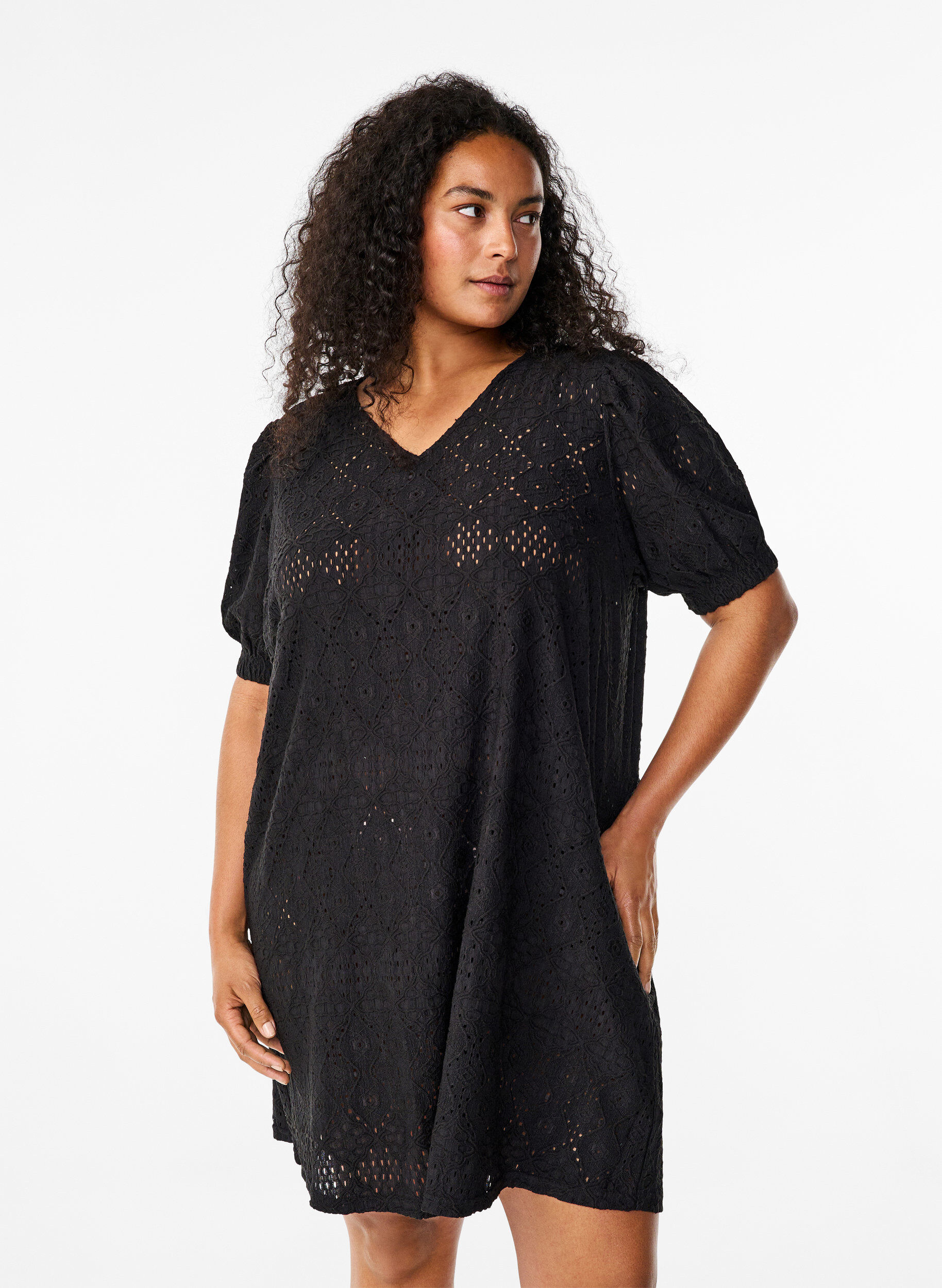 Zizzi Kurzes Kleid mit V-Ausschnitt und Lochmuster, Black, Model image number 0