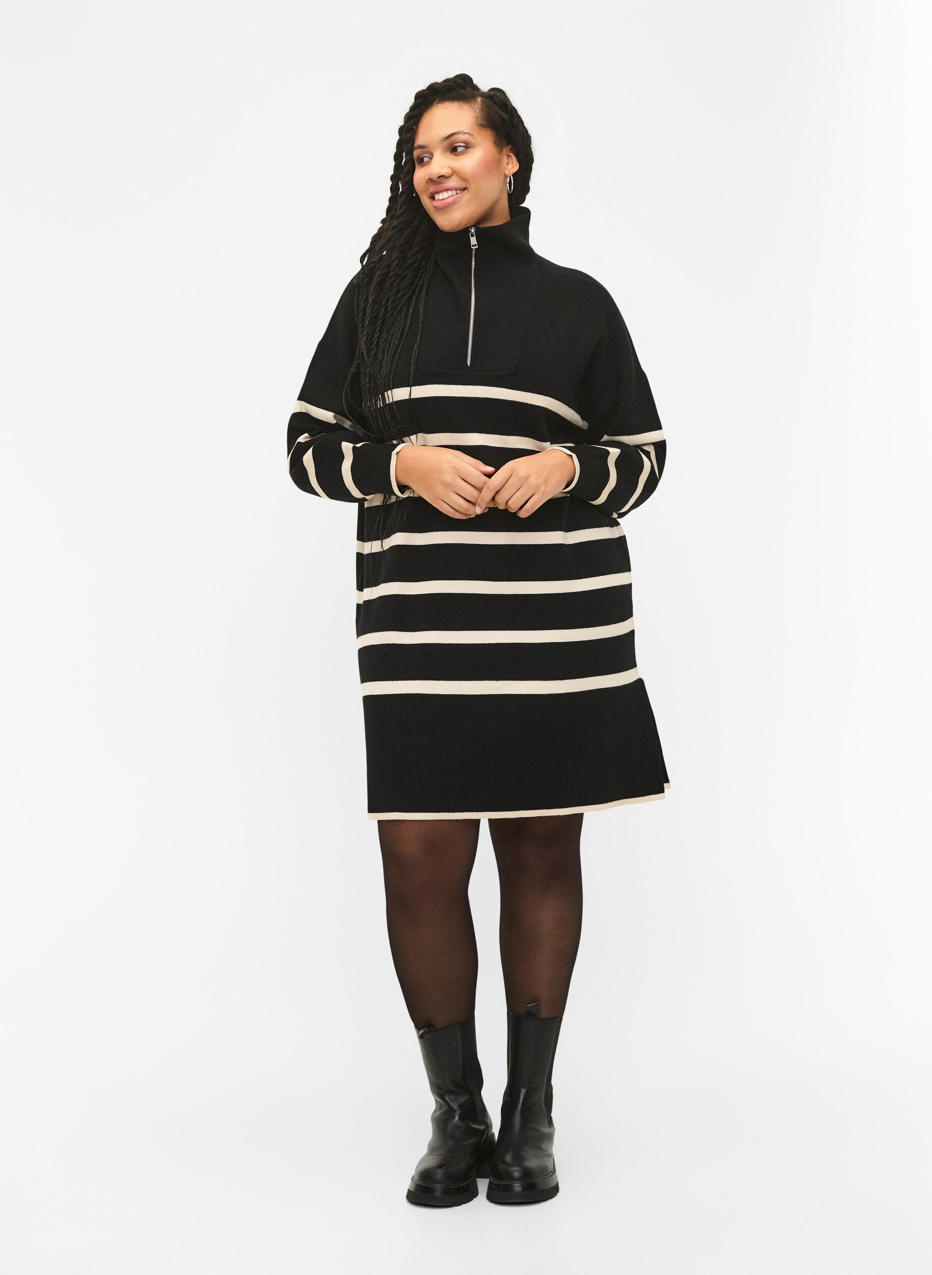Zizzi Robe en tricot ray&eacute;e avec col montant et fermeture &eacute;clair, Black w. Birch, Model image number 2