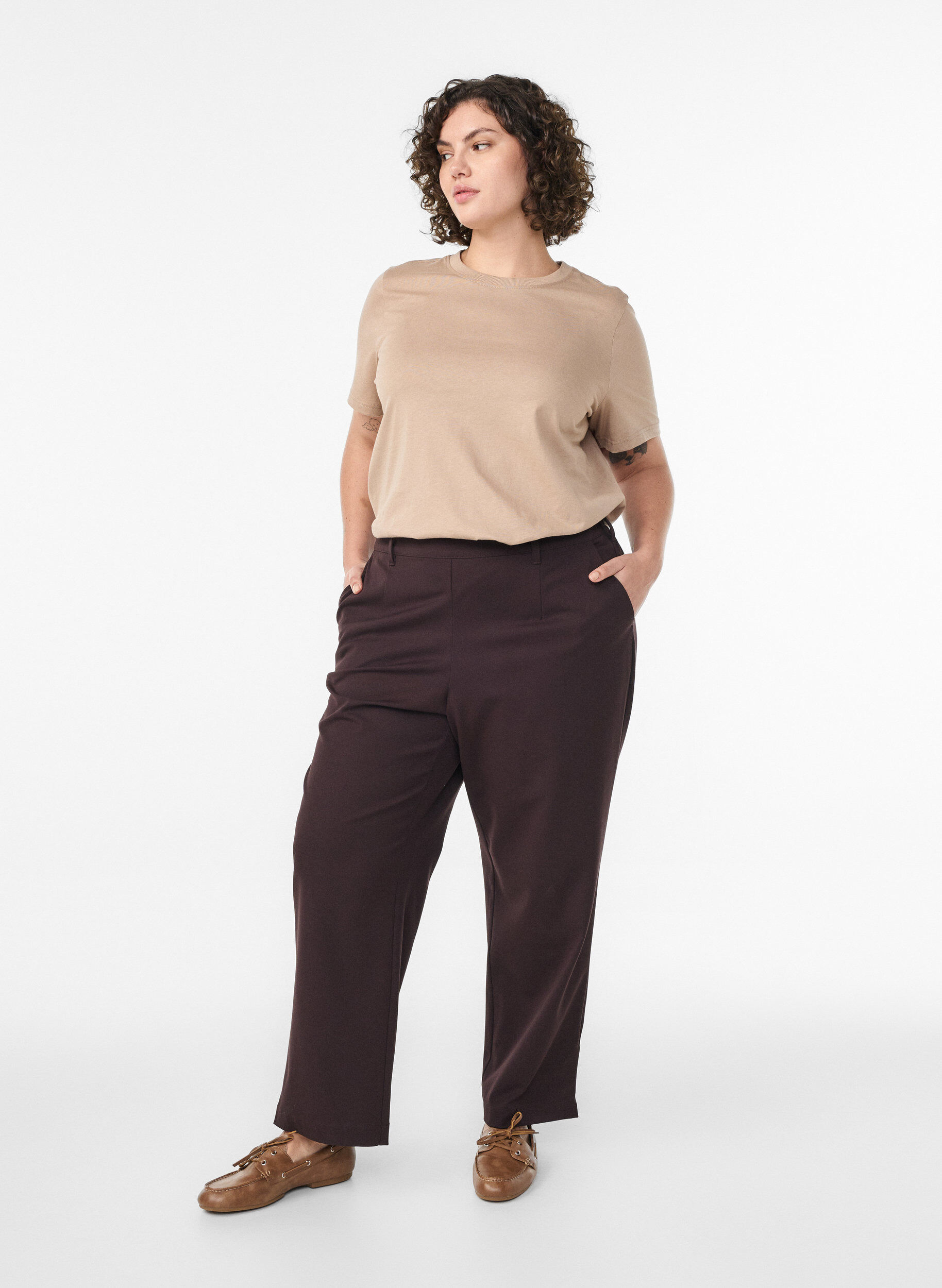 Zizzi Basic T-Shirt aus Baumwolle mit Rundhalsausschnitt, Beige, Model image number 1