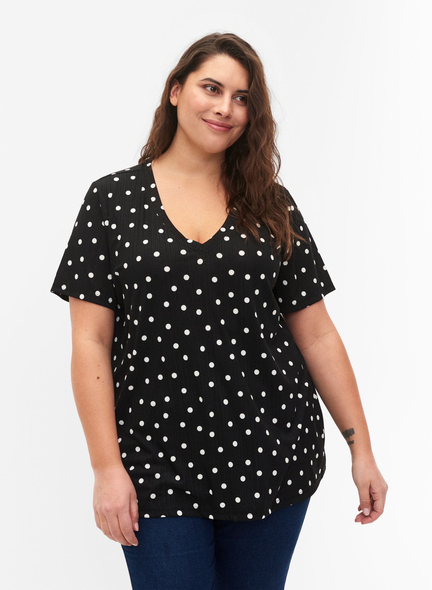 Zizzi FLASH - T-shirt imprim&eacute; avec col en V, Black Dot, Model image number 0
