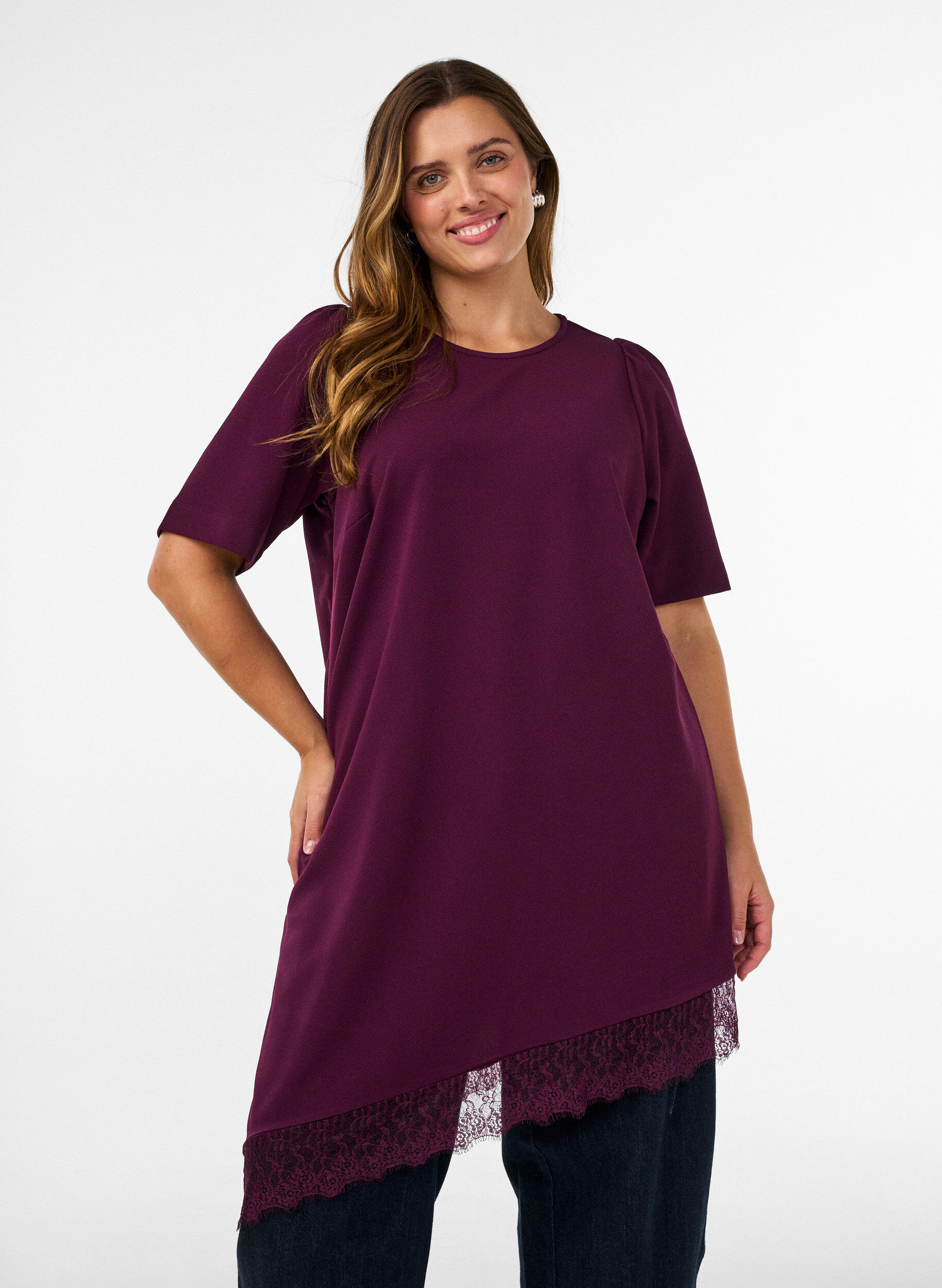 Tunique avec bordure en dentelle asym&eacute;trique, Violet, Model