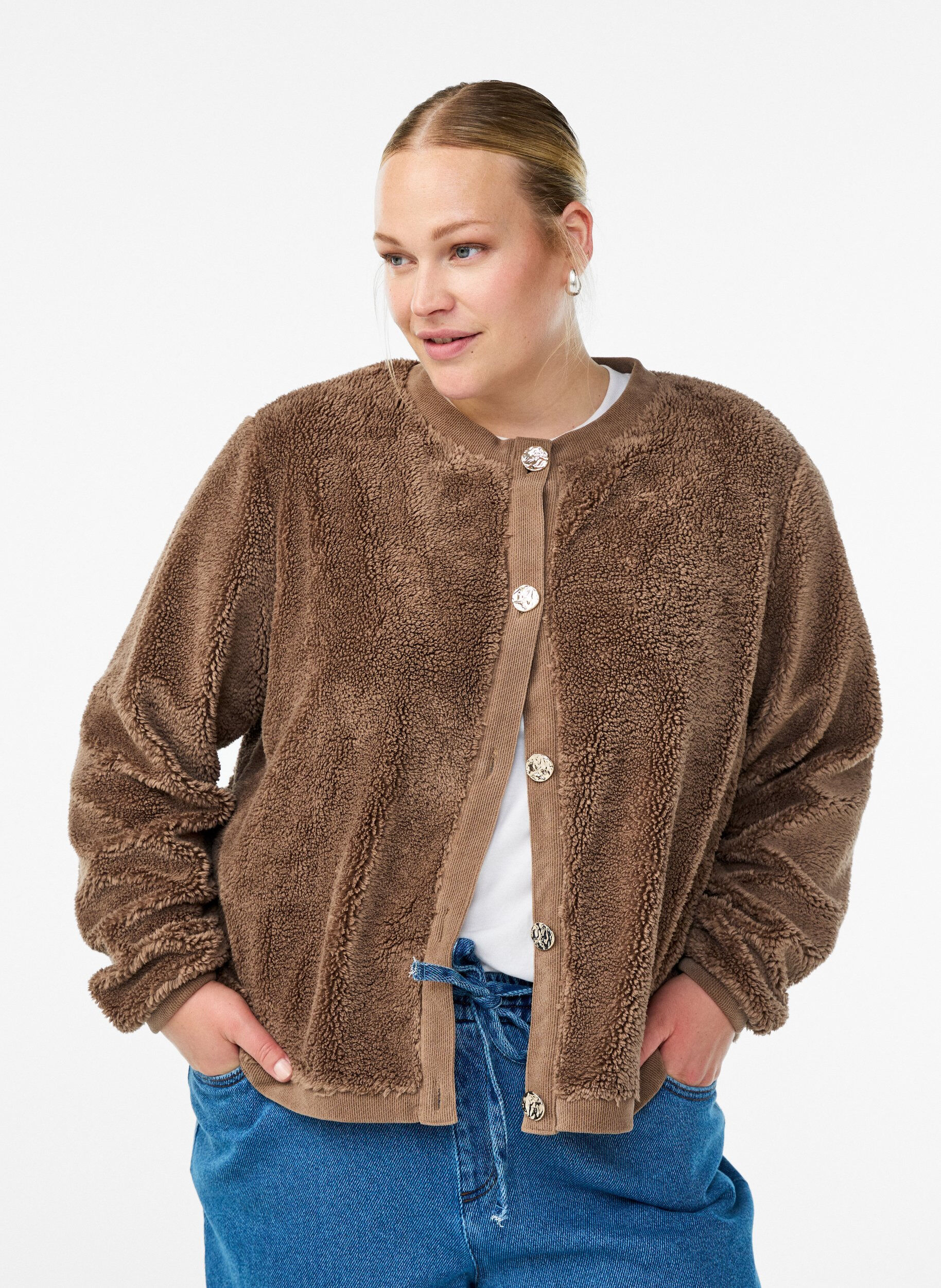 Zizzi Cardigan teddy avec boutons d&eacute;coratifs, Marron, Model image number 0