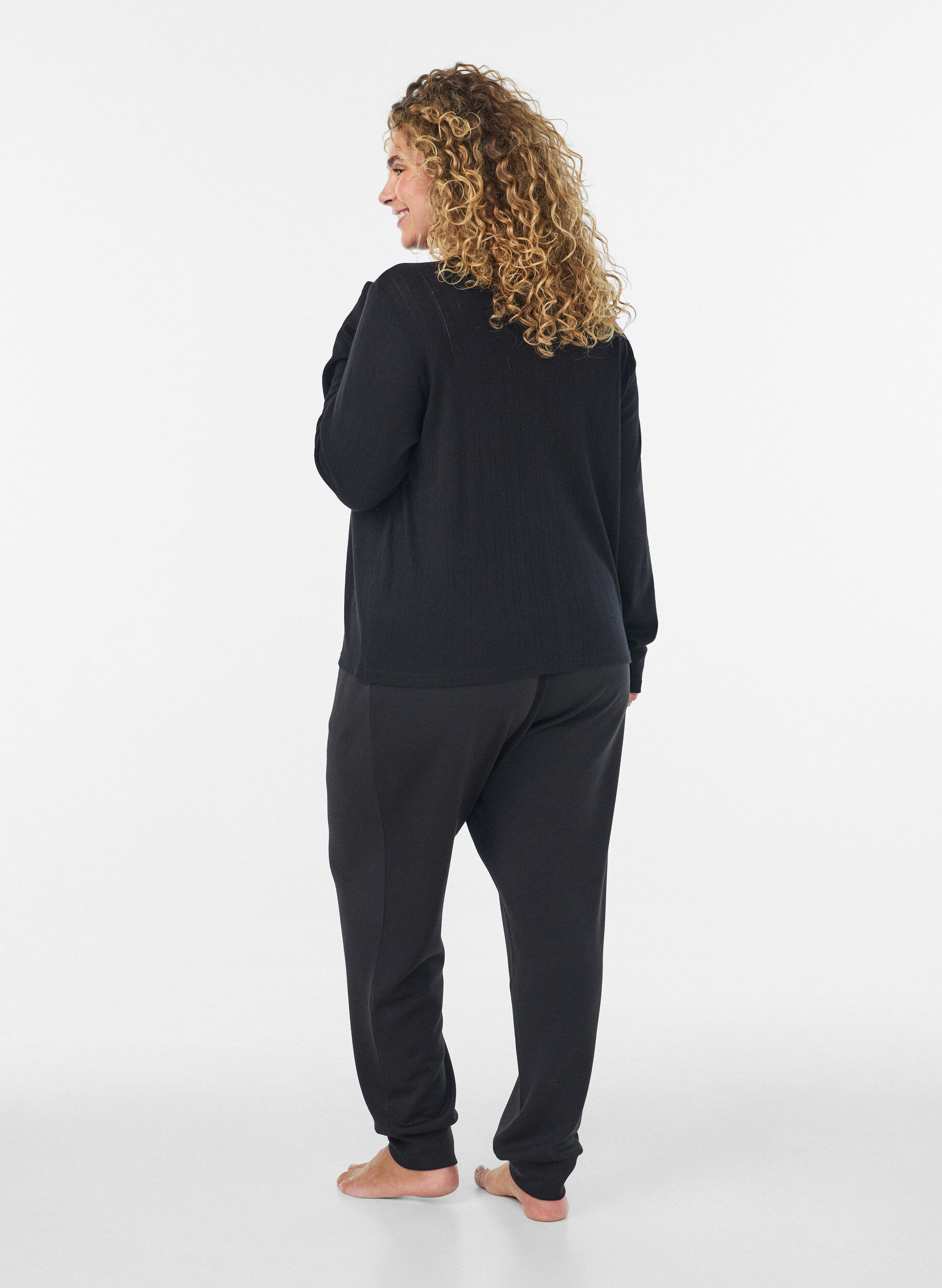 ZizziStrickjacke aus Bio-Baumwolle mit Lochstickerei, Schwarz, Model image number 2