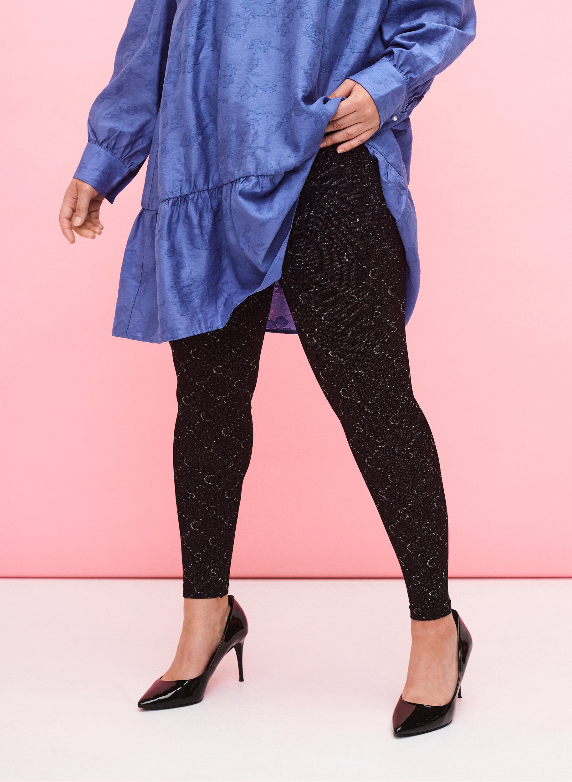 Zizzi Nahtlose Leggings mit silberfarbenem Muster, Black, Model image number 0