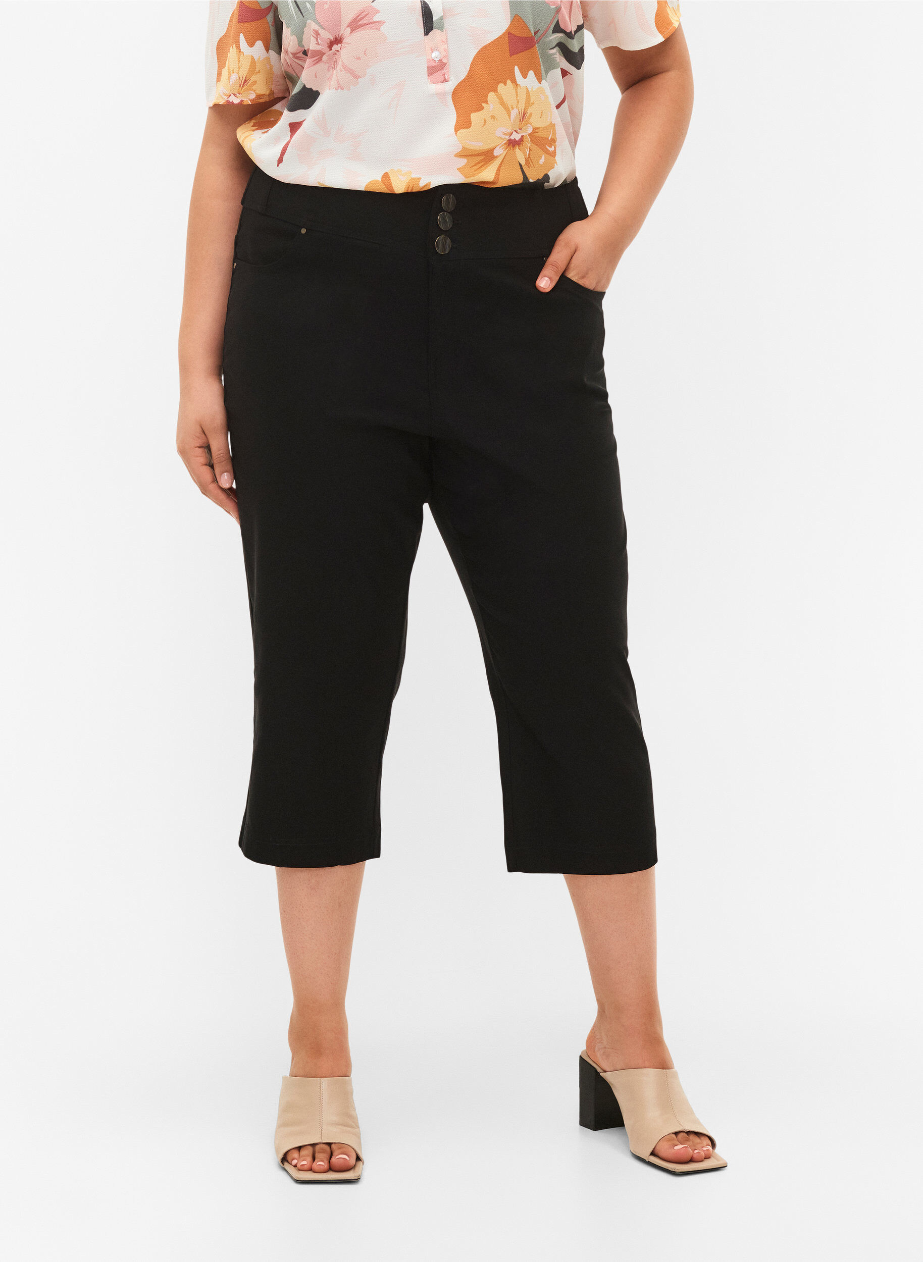Zizzi Eng anliegende Capri-Hose mit hoher Taille, Black, Model image number 3