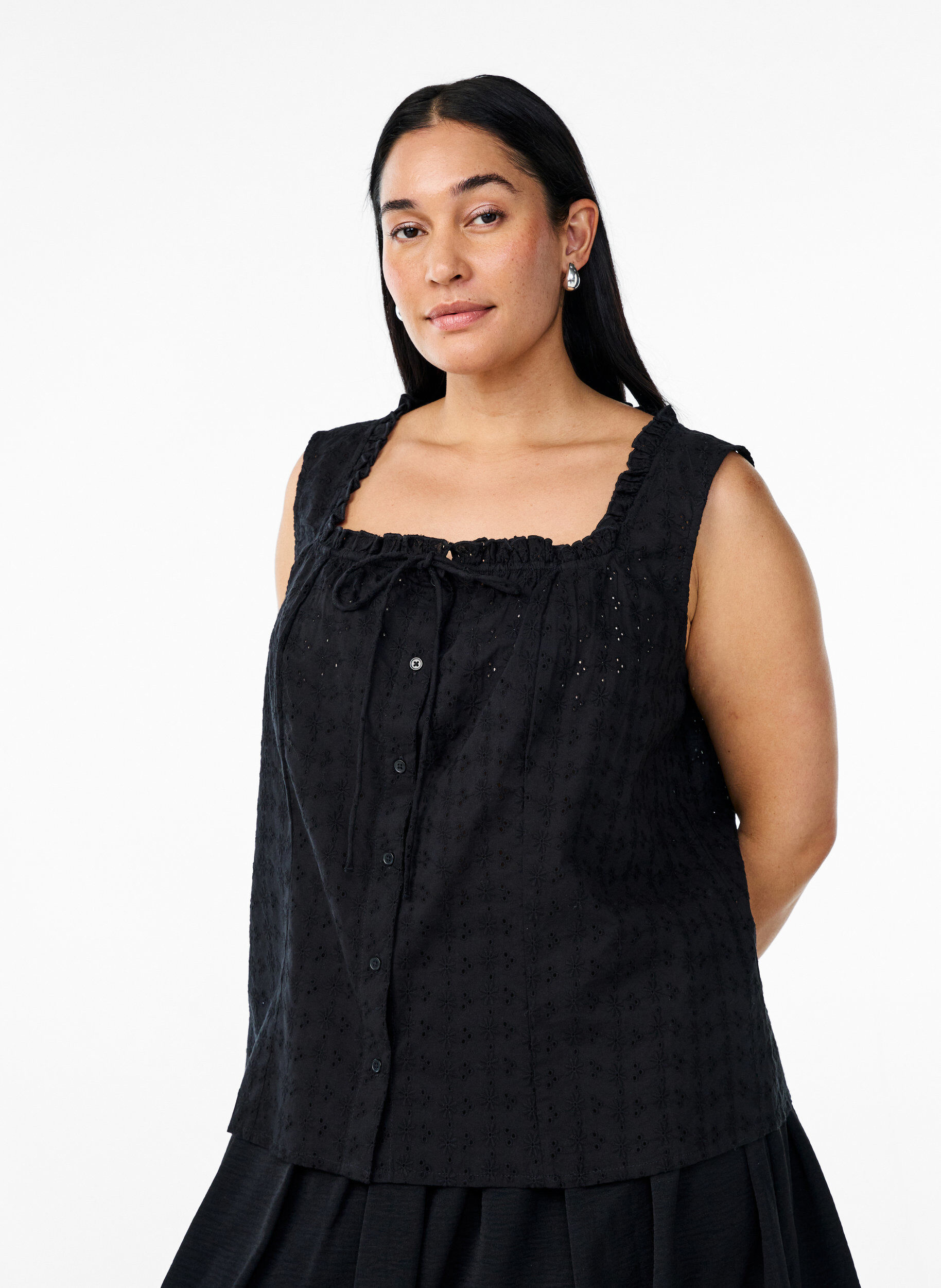 &Auml;rmellose Bluse mit Lochstickerei und R&uuml;schen, Schwarz, Model