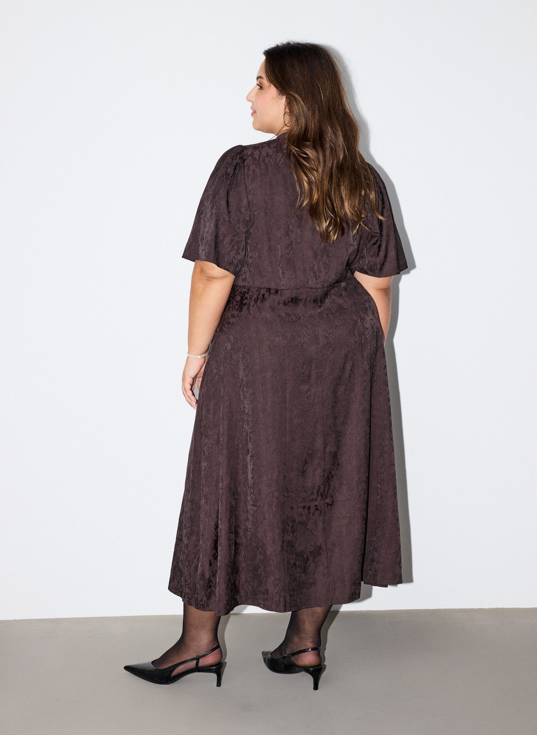 ZizziMidikleid aus Jacquard mit Paisleymuster und Fl&uuml;gel&auml;rmeln, Braun, Model image number 1