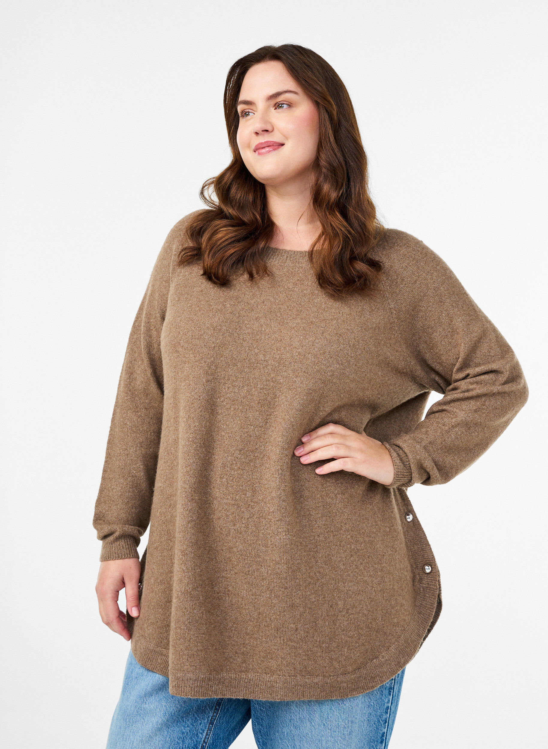 Blouse longue en maille avec boutons boule, Marron, Model