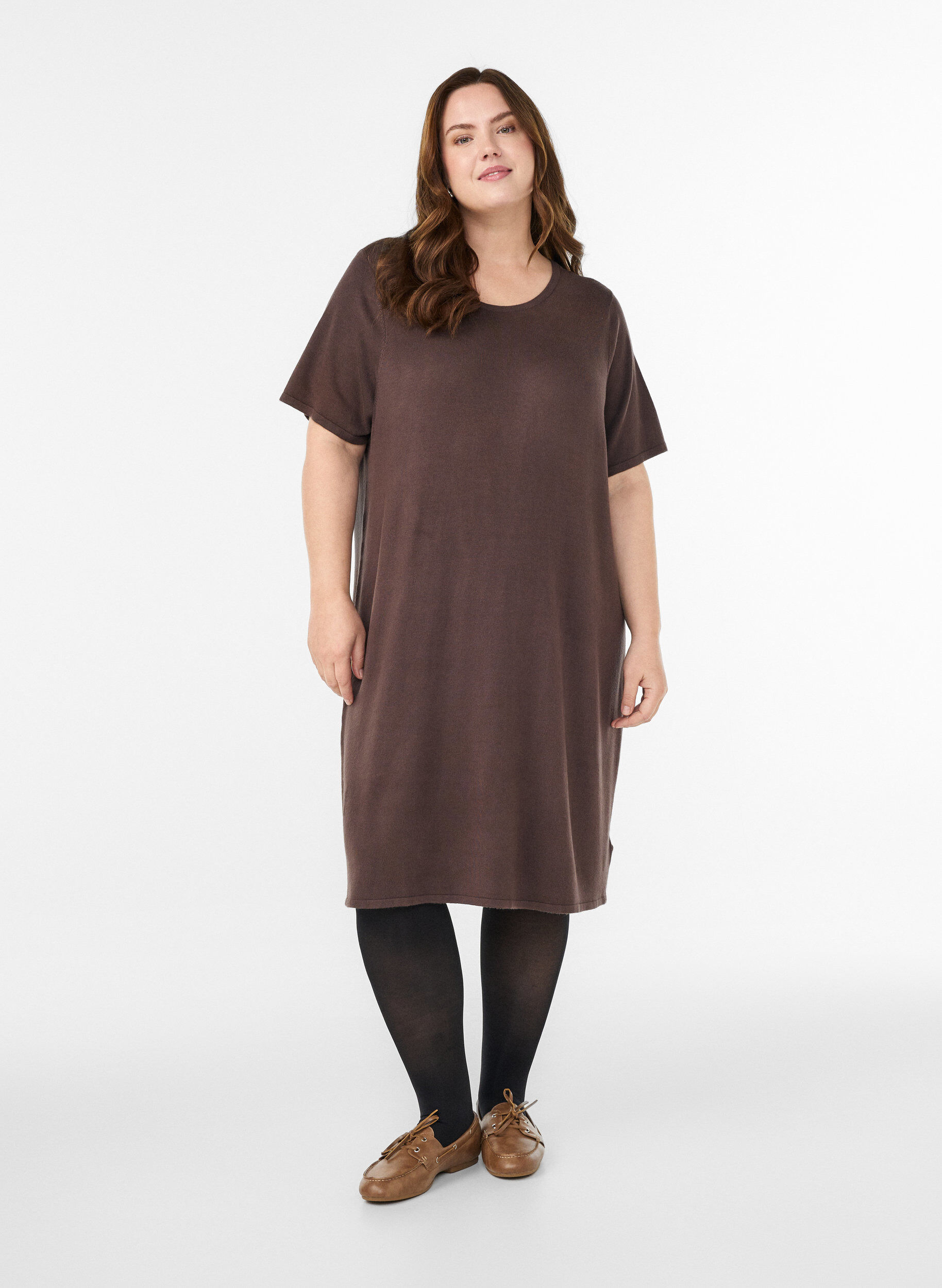 Zizzi Knielanges Strickkleid mit kurzen &Auml;rmeln, Braun, Model image number 1