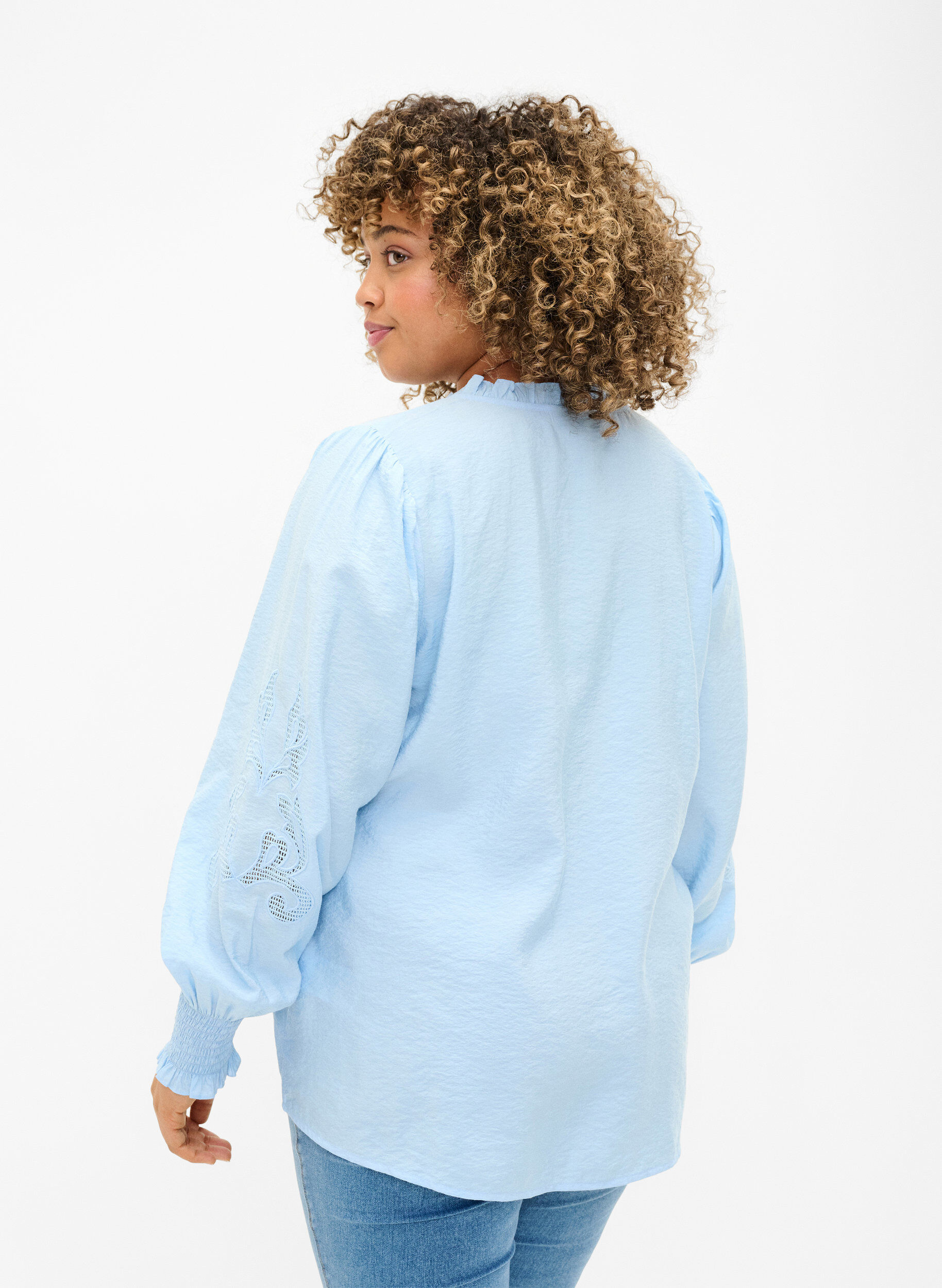 Zizzi Chemisier avec volants et broderie anglaise, Chambray Blue, Model image number 1