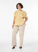 Blouse avec texture smock&eacute;e et manches &agrave; volants, Jaune clair, Model image number 1