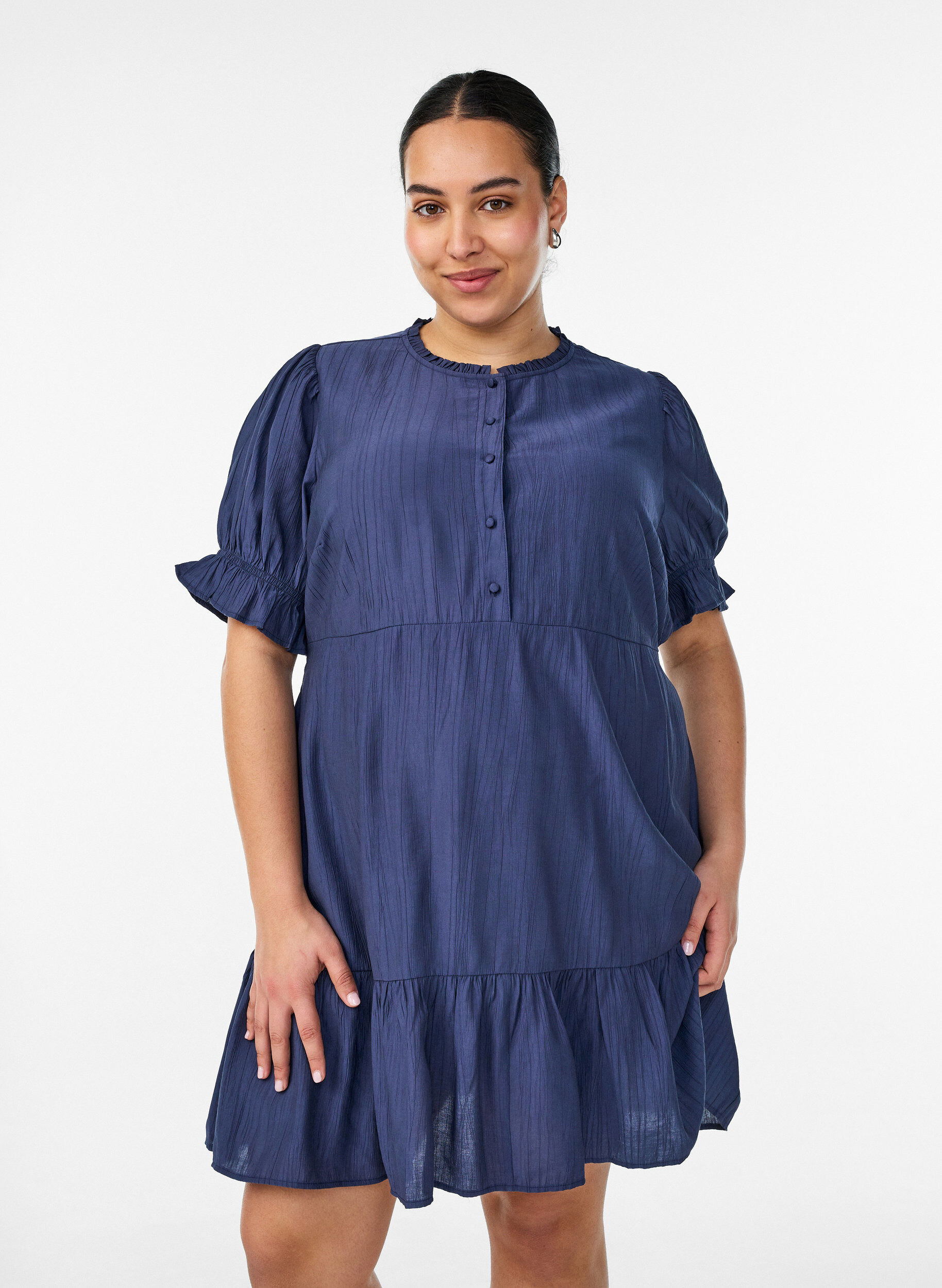 Kurzes Kleid aus Viskose mit R&uuml;schendetails, Blau, Model